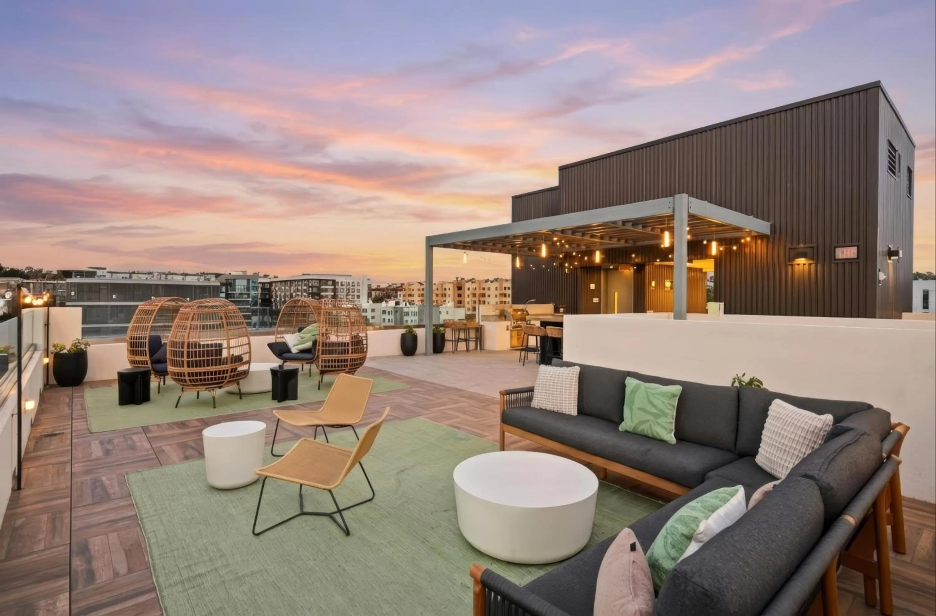 Modern Downtown Retreat Balcony Rooftop Views