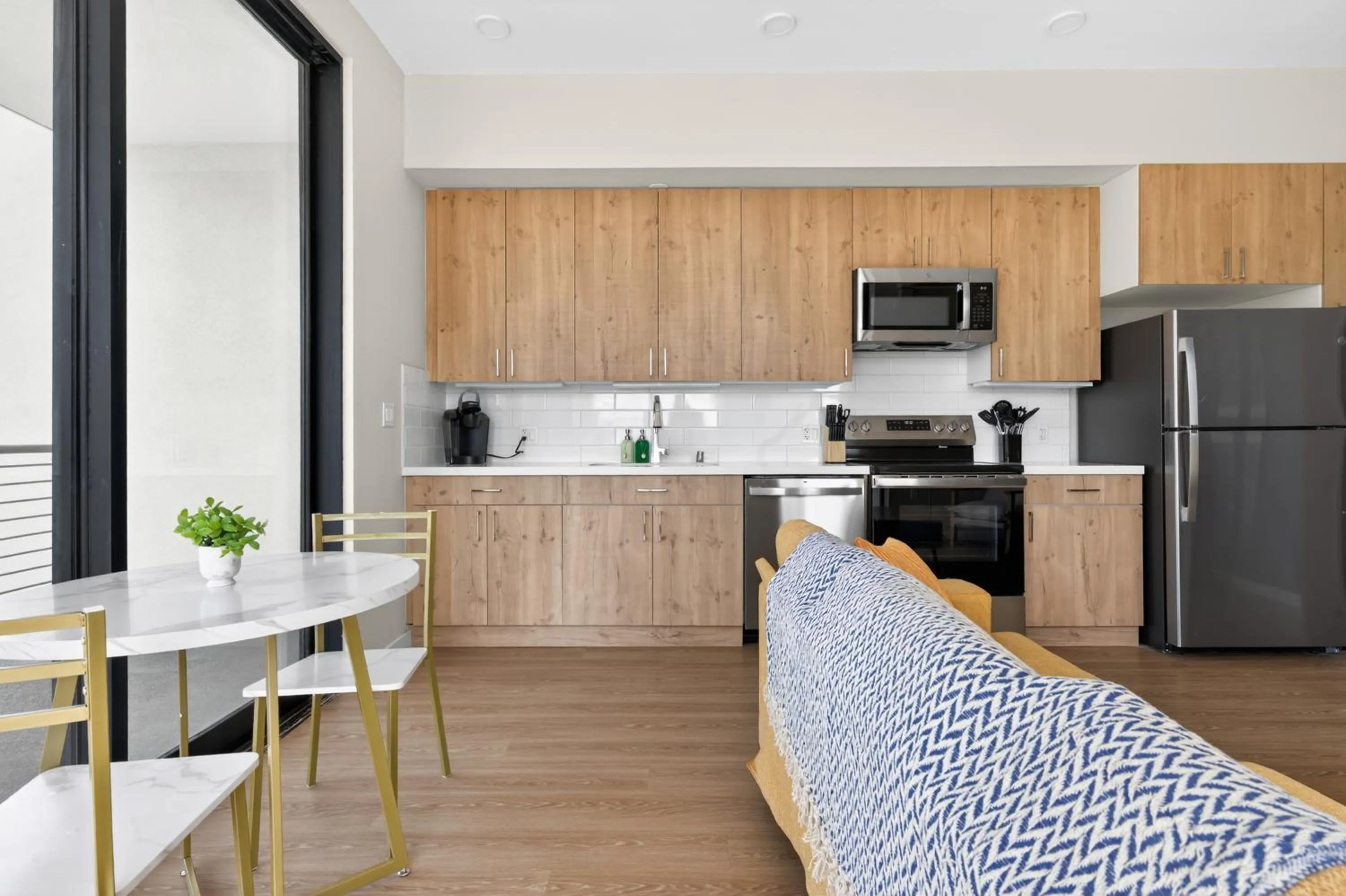 Modern Downtown Retreat Balcony Rooftop Views