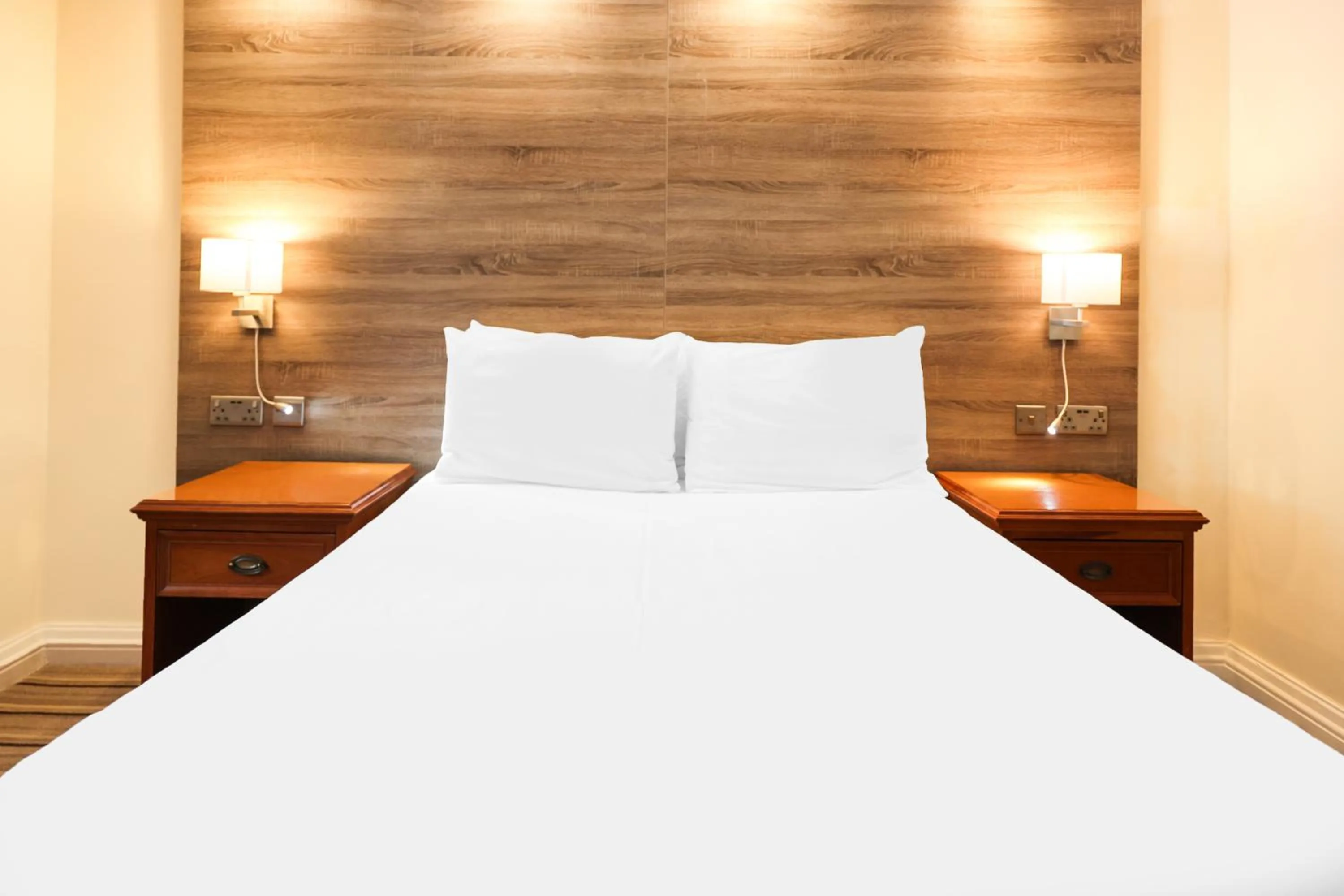 Bedroom, Bed in OYO Tong Park Hotel