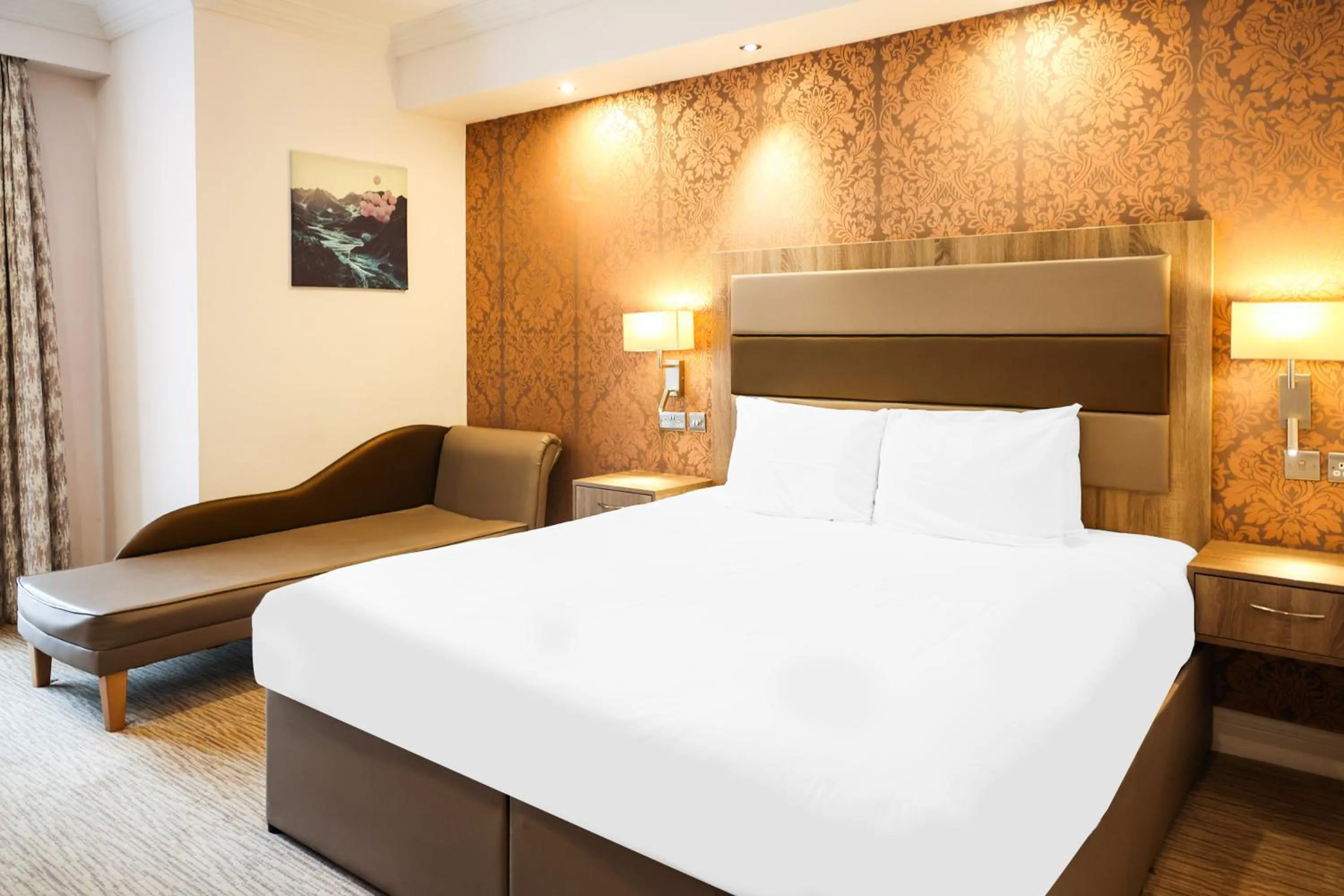 Bedroom, Bed in OYO Tong Park Hotel