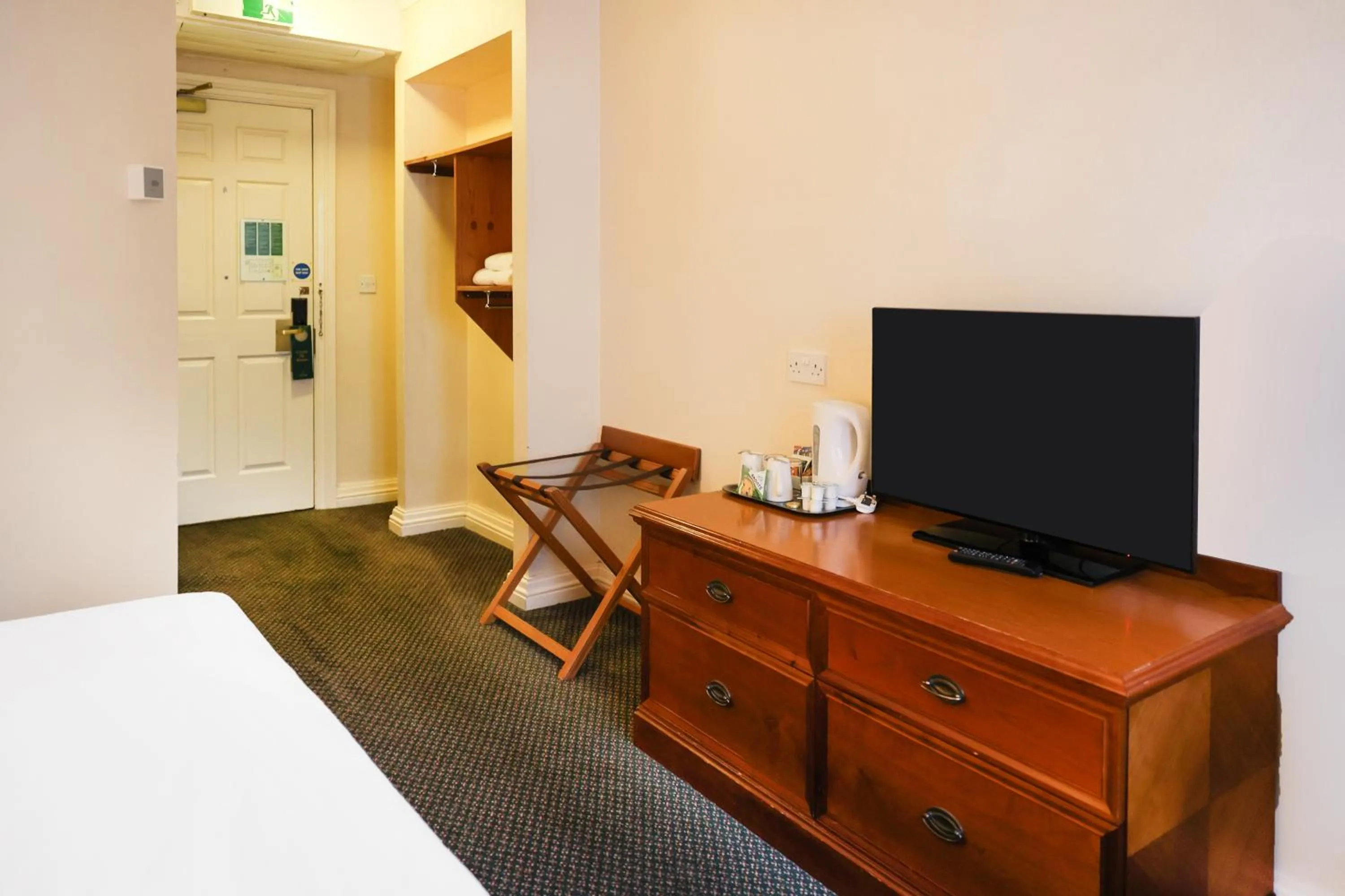 Bedroom, Bed in OYO Tong Park Hotel