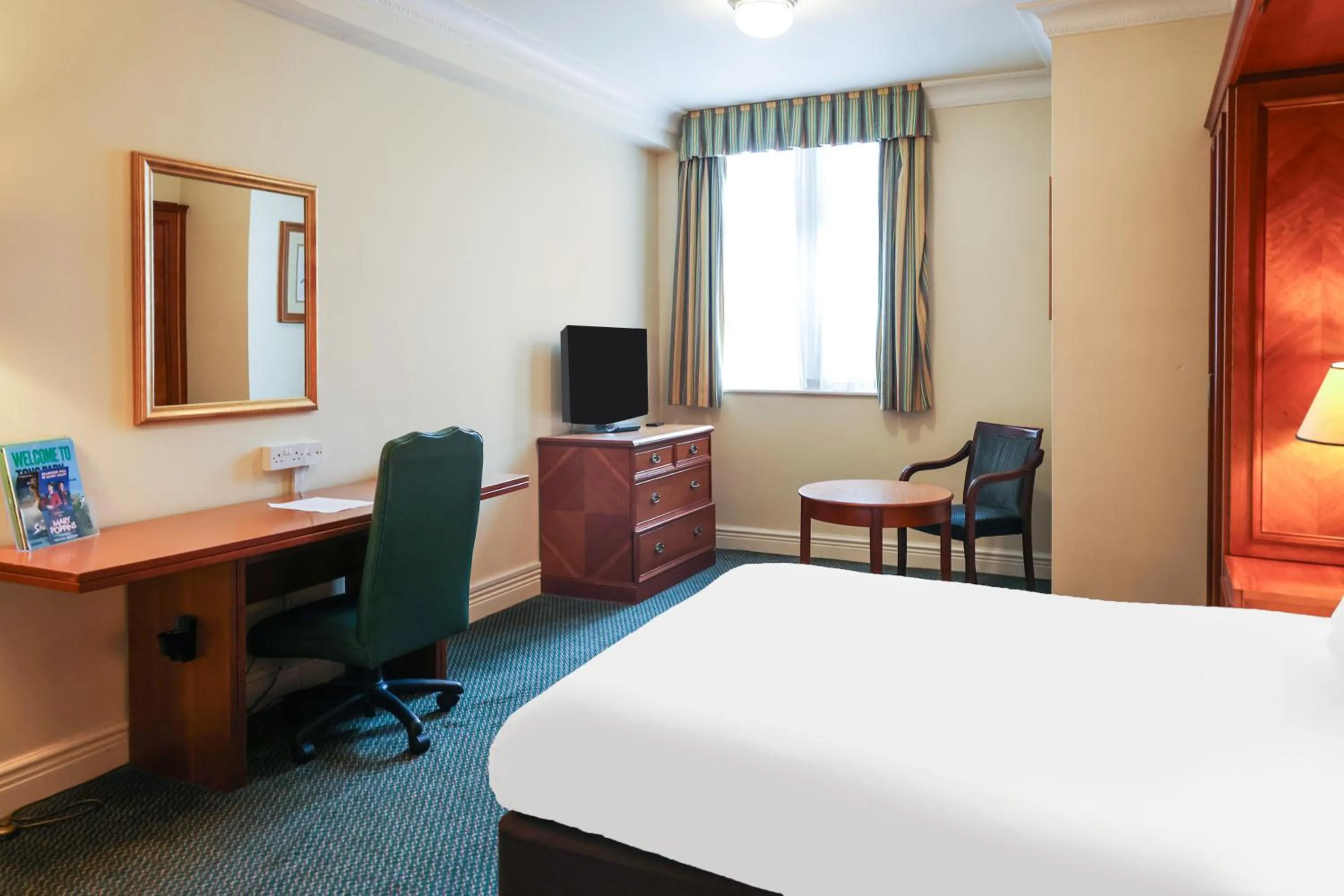 Bedroom, Bed in OYO Tong Park Hotel