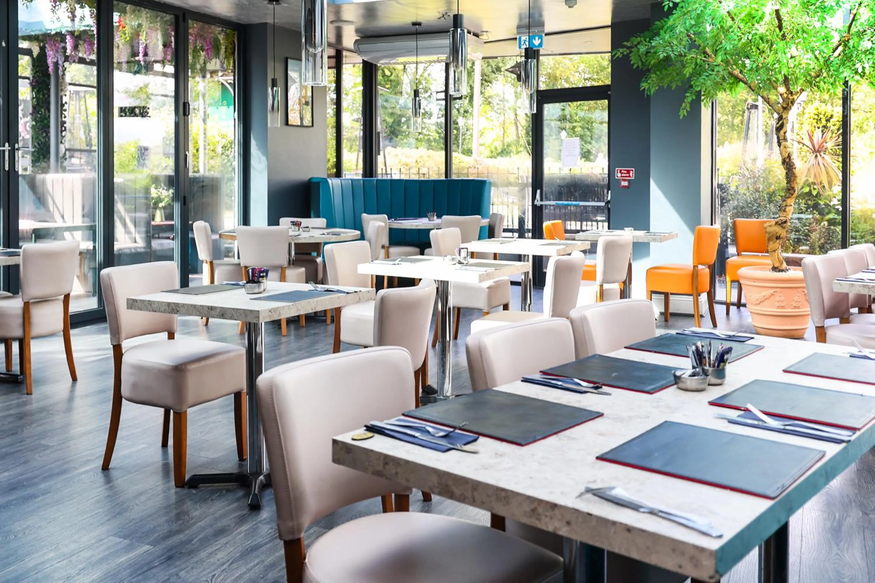 Restaurant/places to eat in OYO Tong Park Hotel