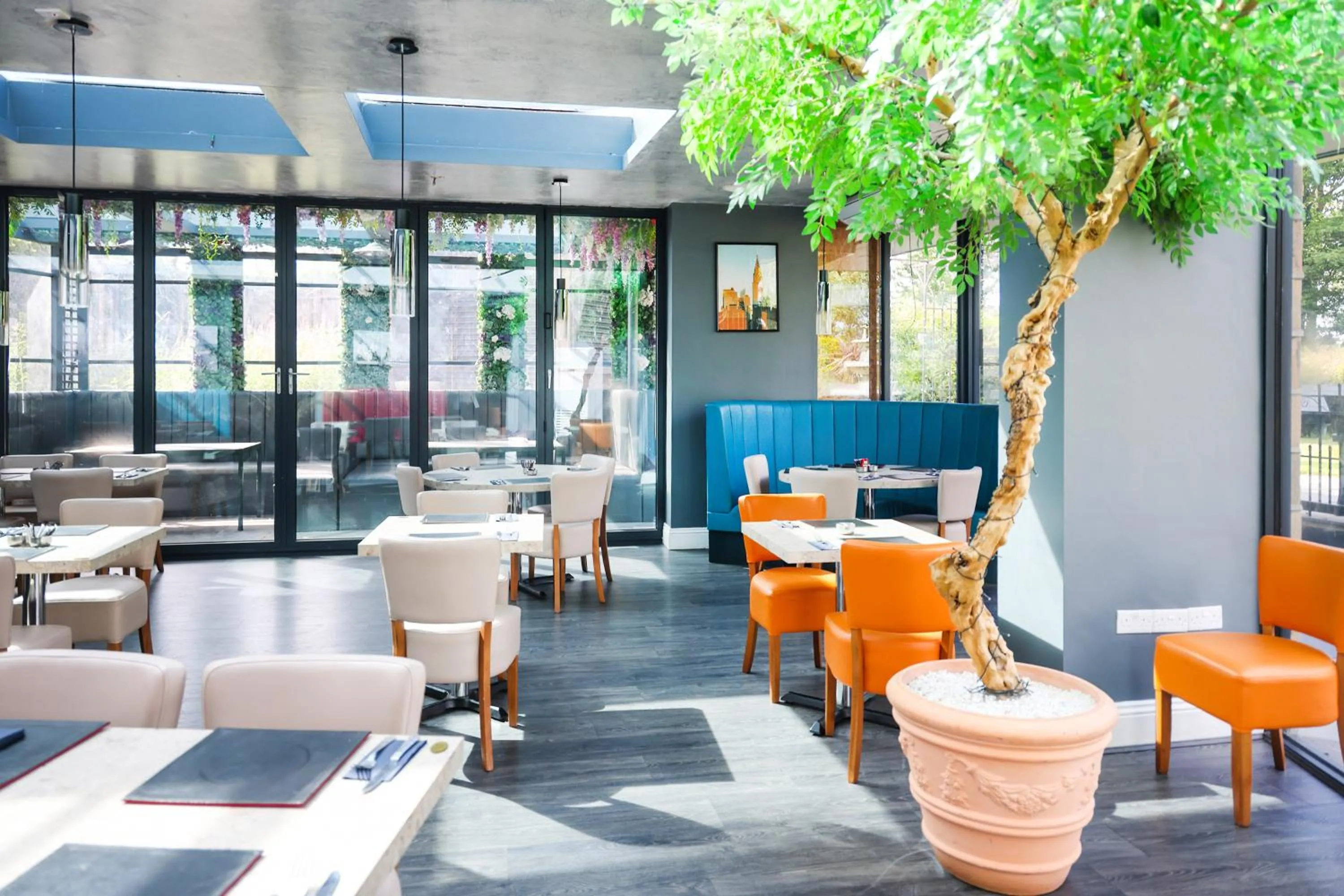 Restaurant/places to eat in OYO Tong Park Hotel