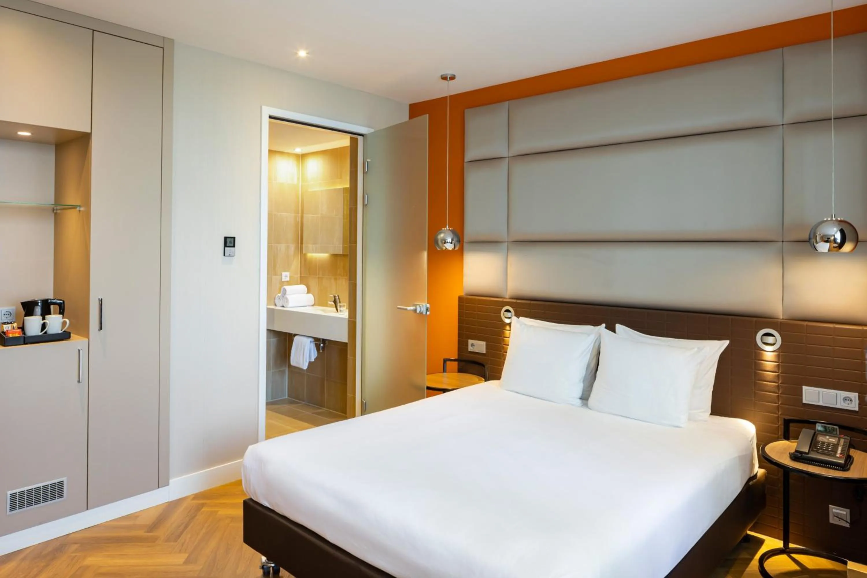 Photo of the whole room, Bed in Holiday Inn Amsterdam - Arena Towers by IHG