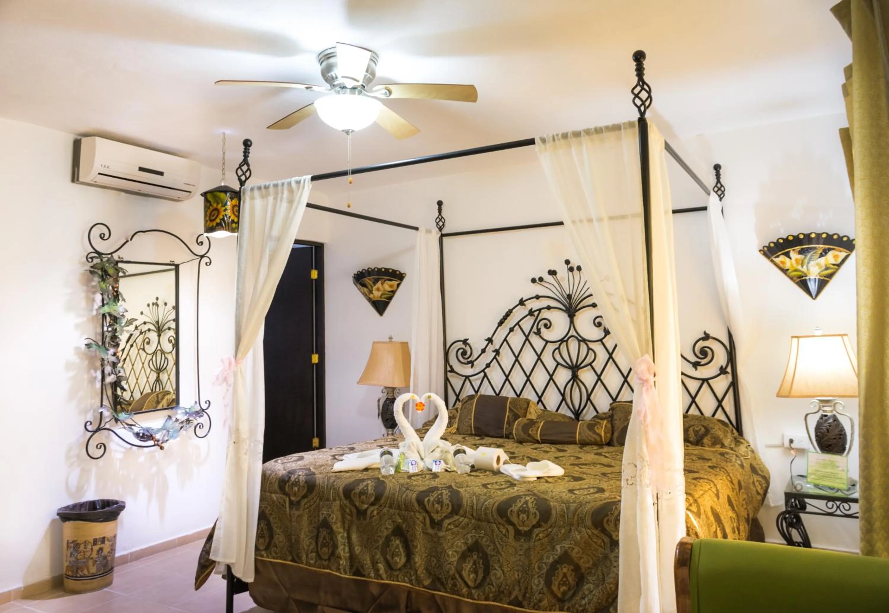 Photo of the whole room, Bed in Palacio Canton Hotel - Valladolid