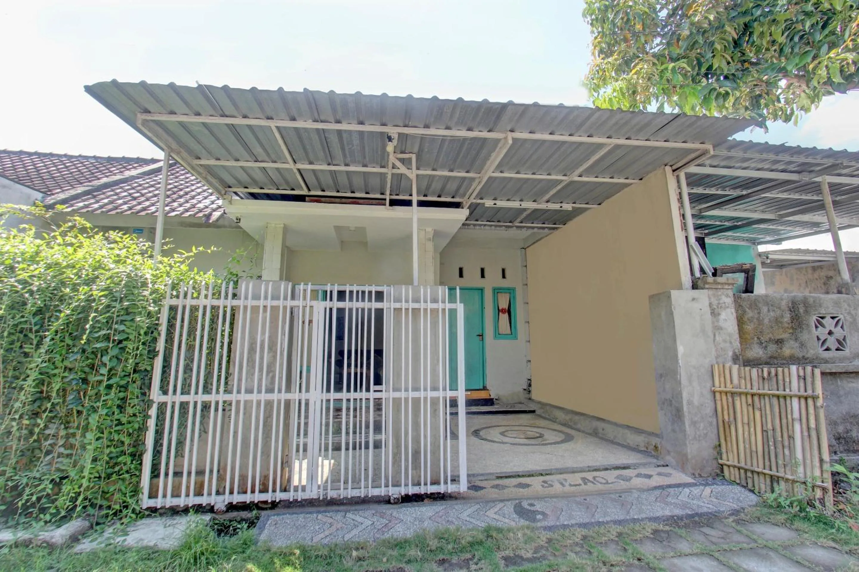Facade/entrance in OYO 92825 Kamar Lombok
