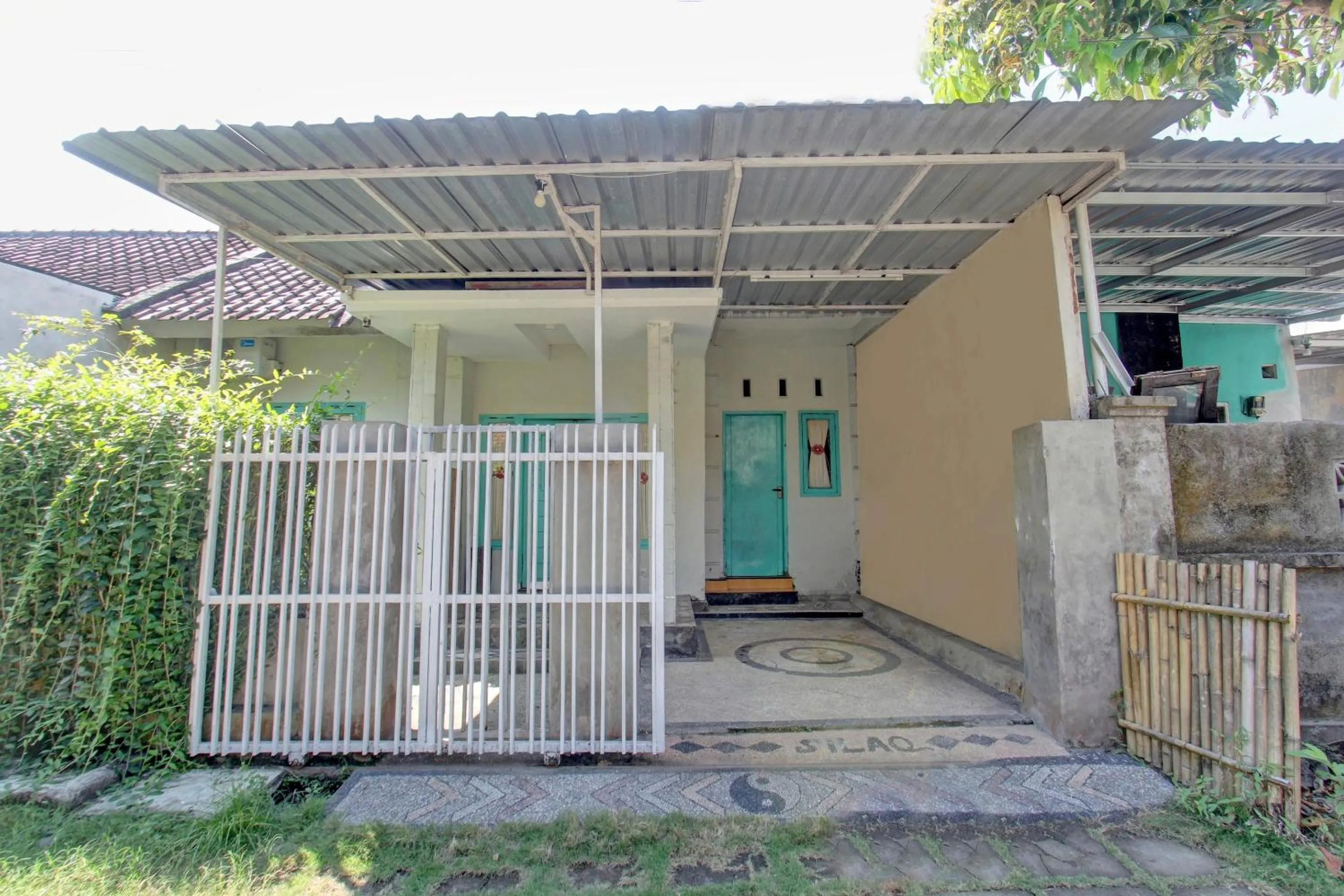 Facade/entrance in OYO 92825 Kamar Lombok