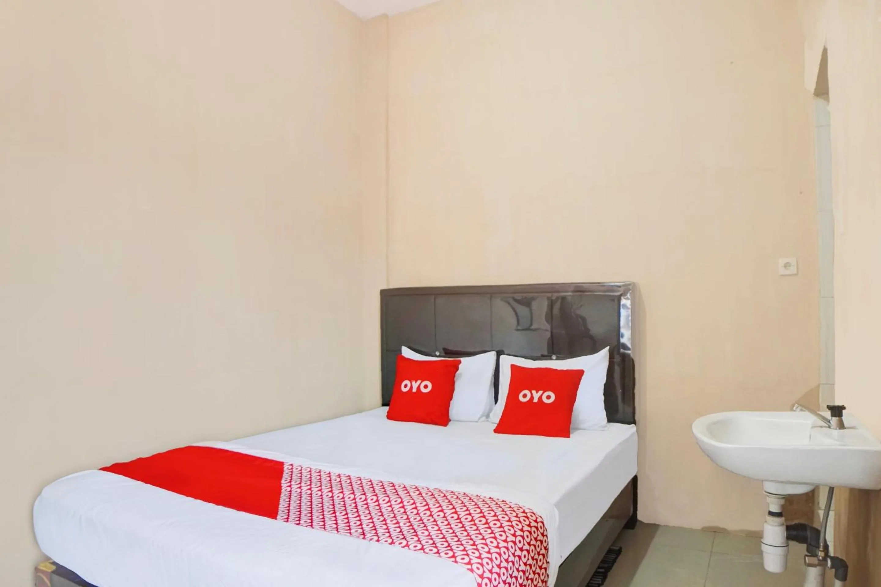 Bedroom, Bed in Hotel O Penginapan Syariah Faster Inn