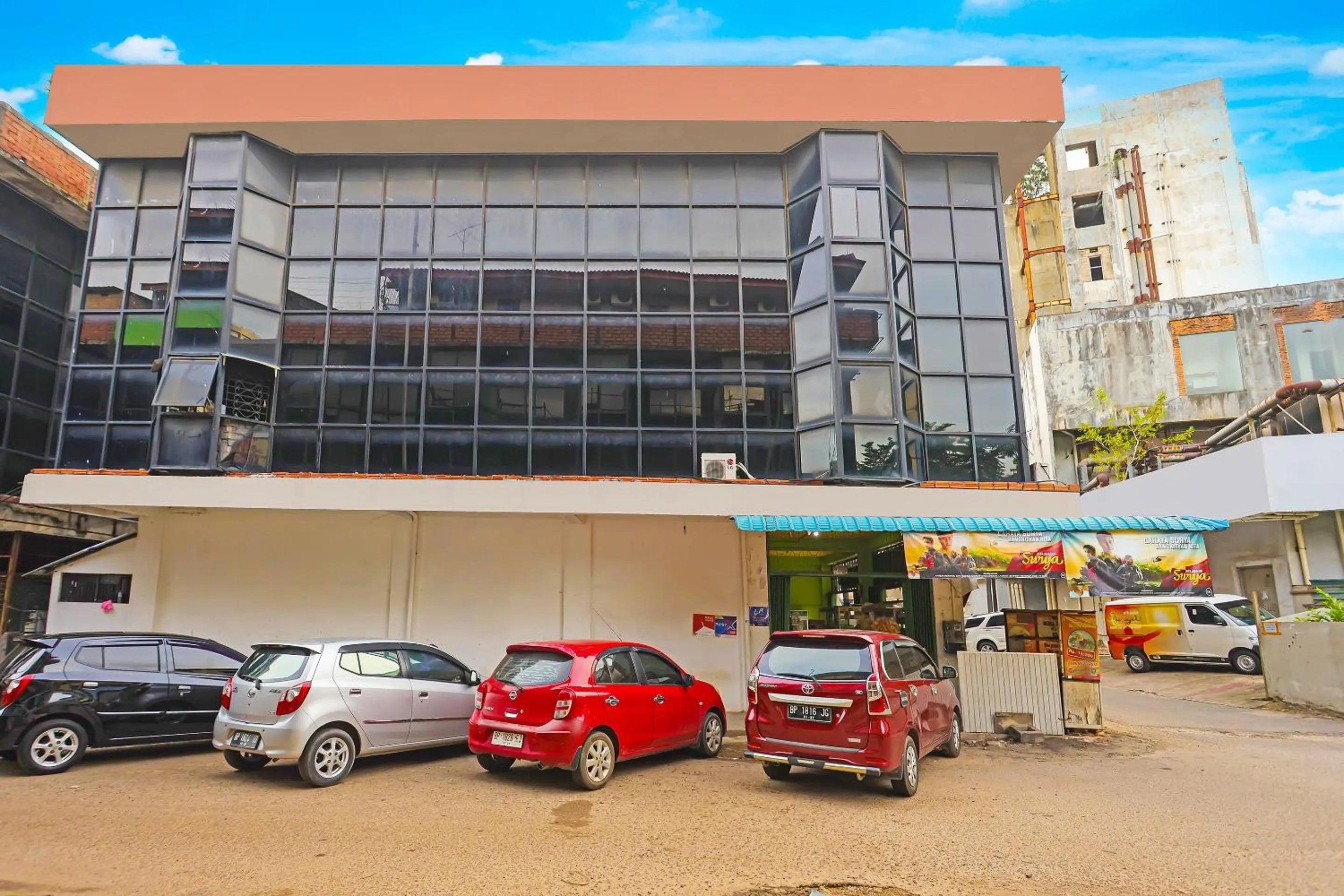 Facade/entrance in Hotel O Paris SyariahNearTempat Makan Pagi Sore Nohil