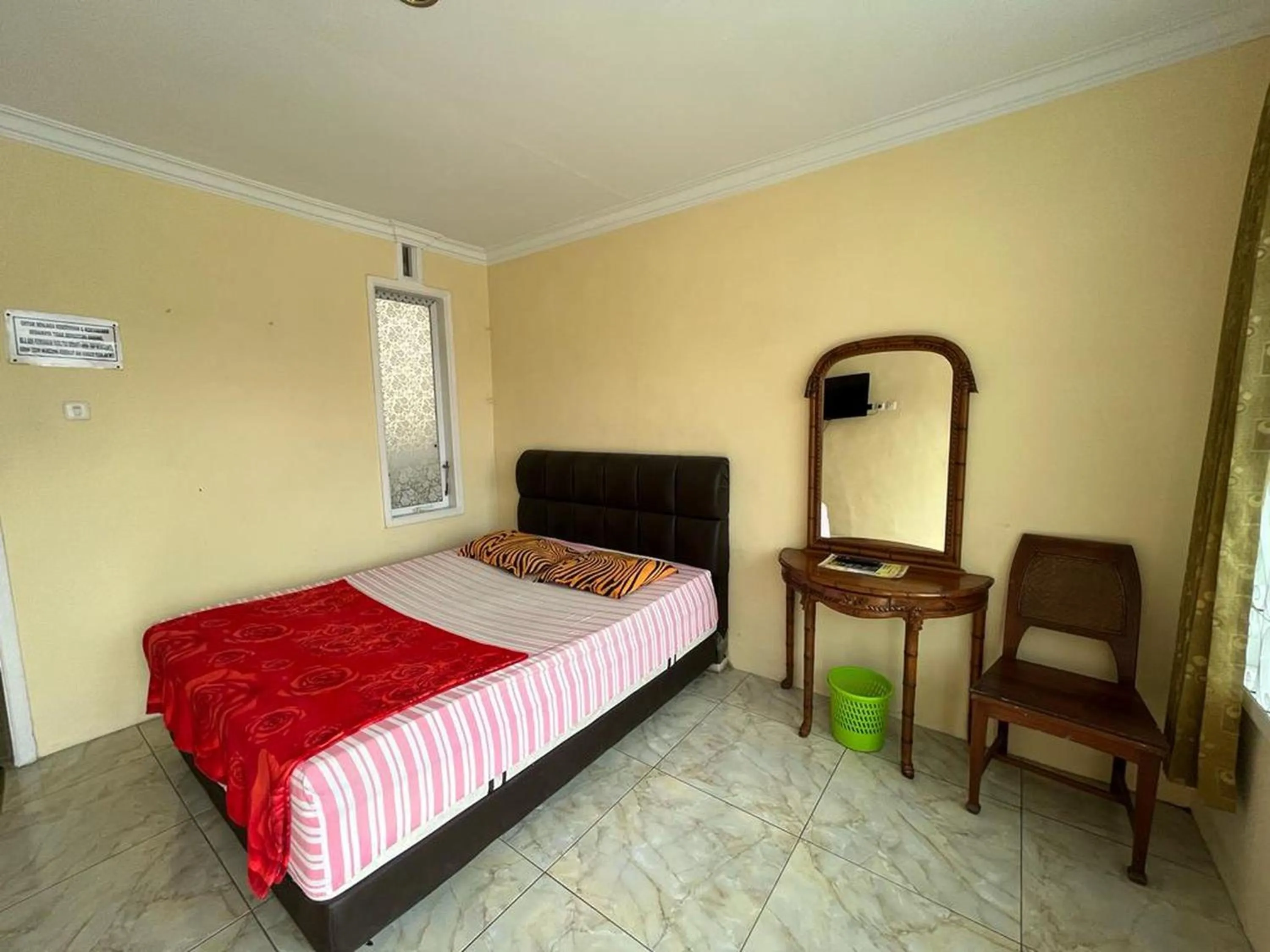 Bedroom, Bed in OYO LIFE 92844 Penginapan Cibodas