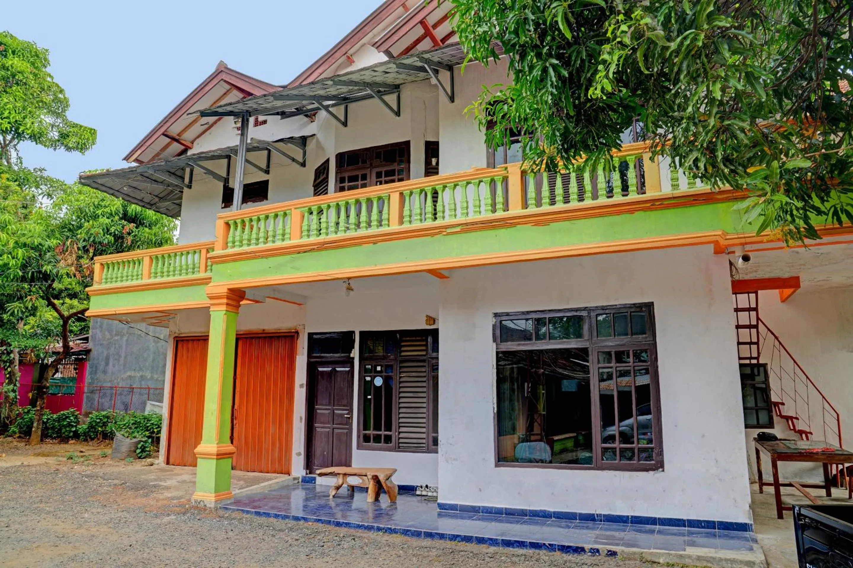 Facade/entrance in Hotel O Home Stay Syariah Aom Kusman