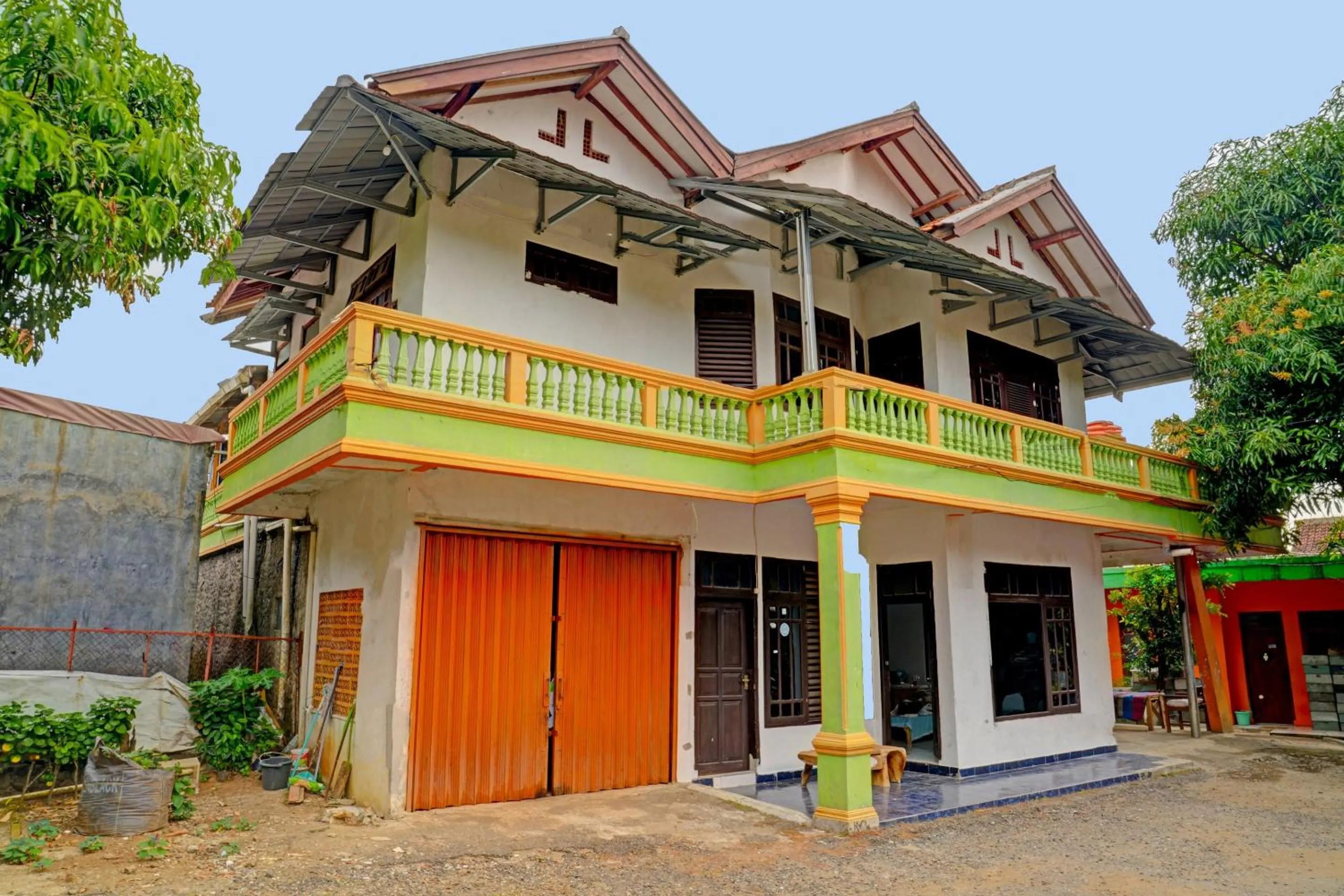 Facade/entrance in Hotel O Home Stay Syariah Aom Kusman