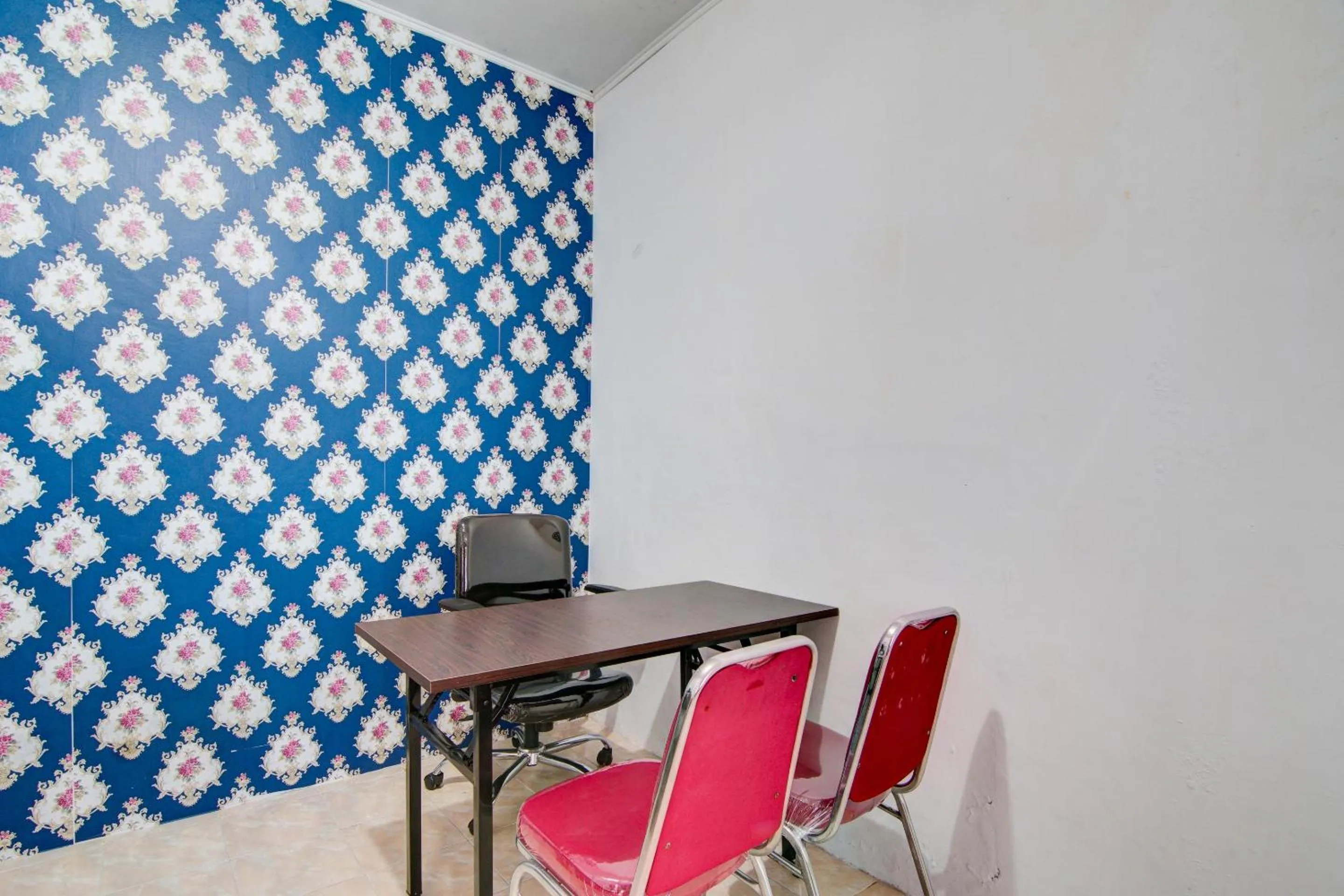 Lobby or reception in Hotel O Raya Guest House Syariah