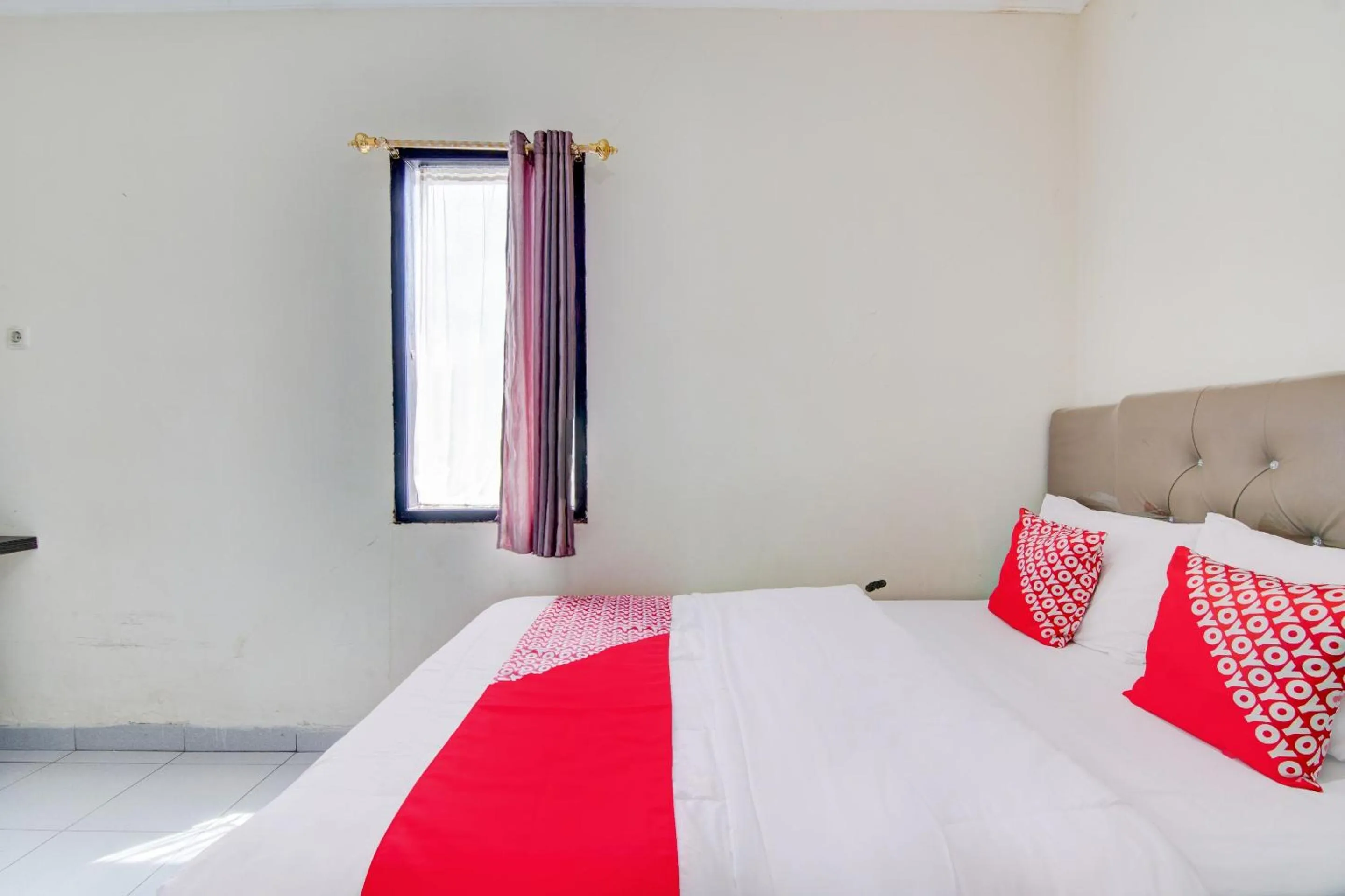 Bedroom, Bed in Hotel O Raya Guest House Syariah