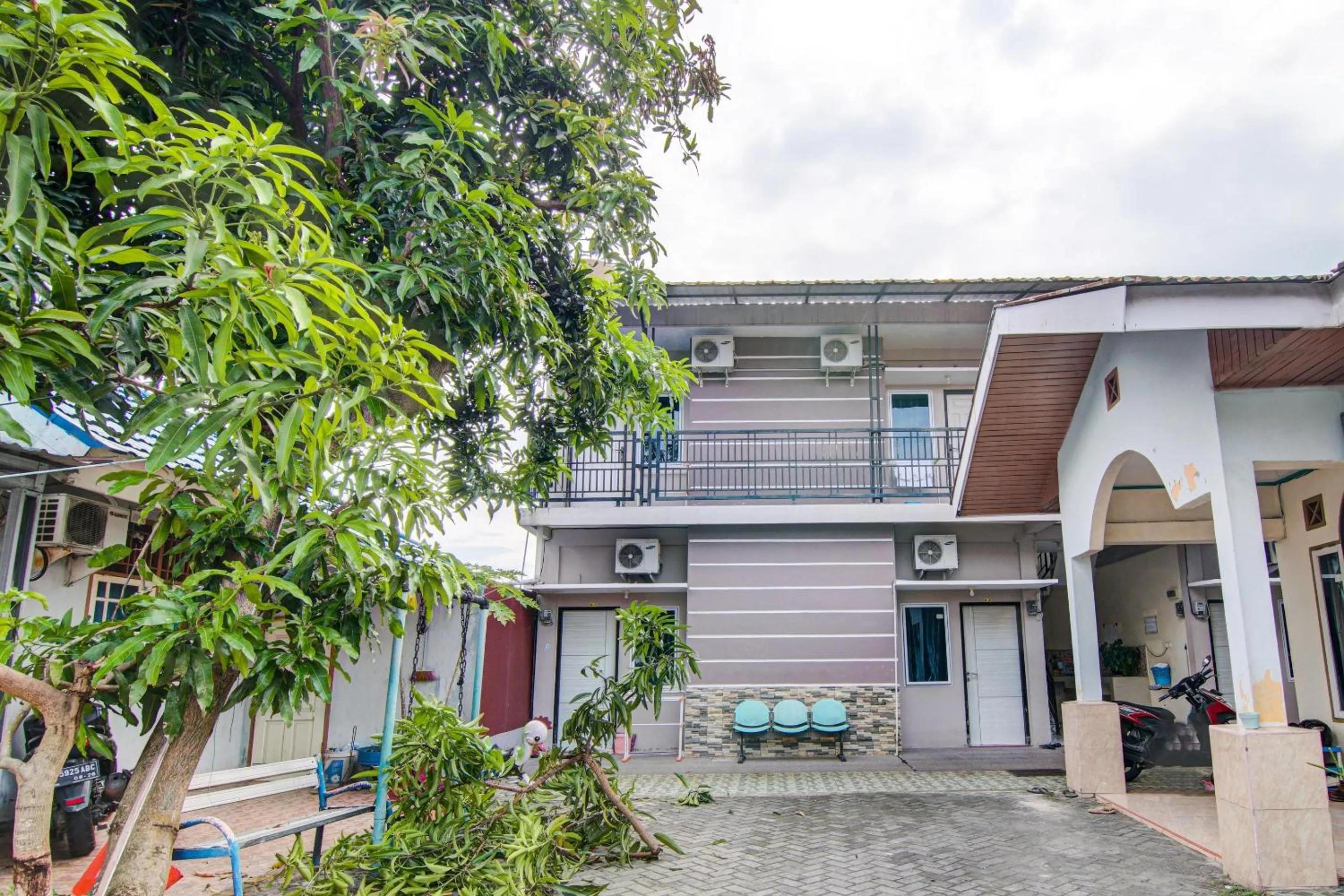 Facade/entrance in Hotel O Raya Guest House Syariah