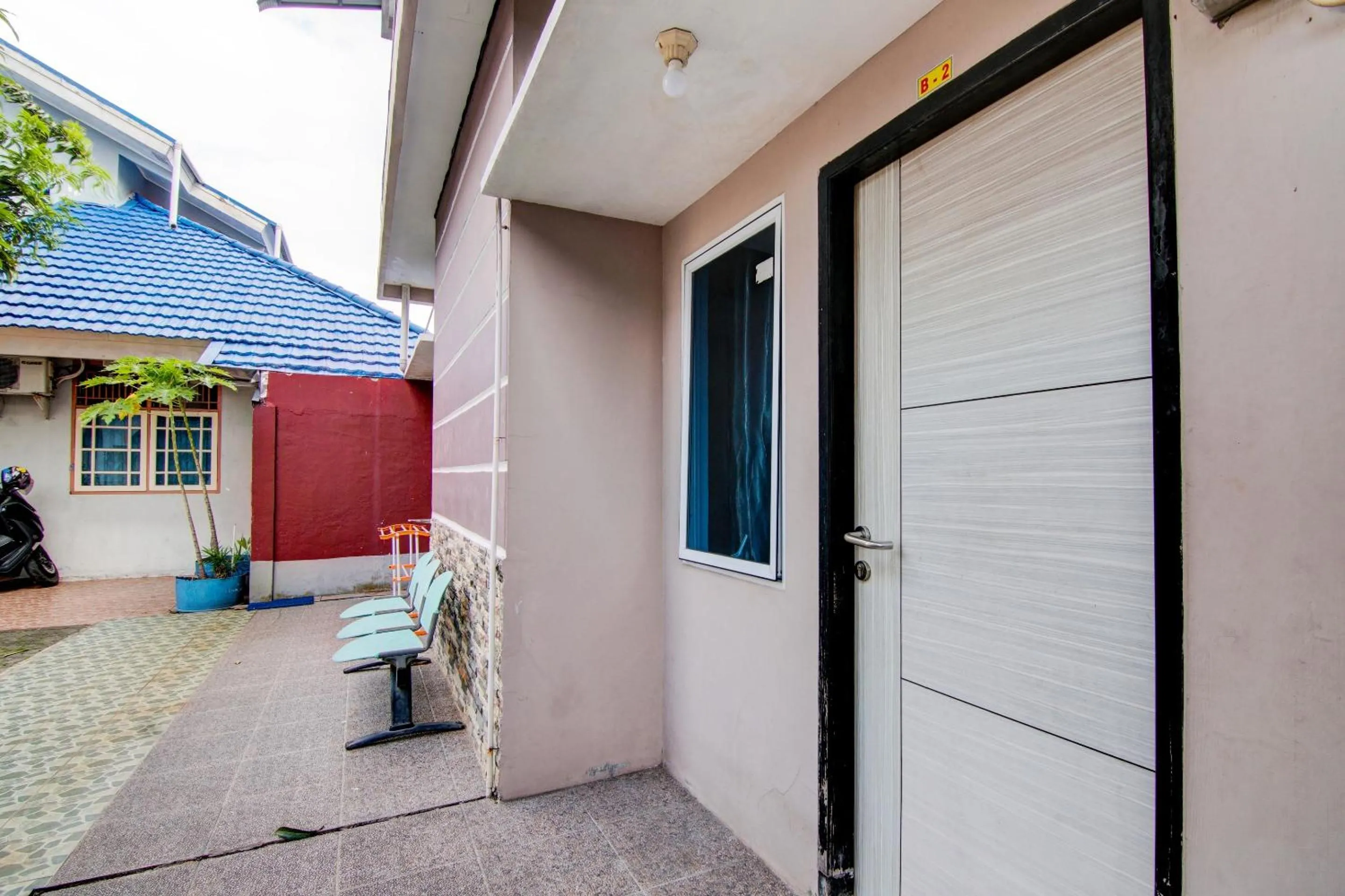 Lobby or reception in Hotel O Raya Guest House Syariah