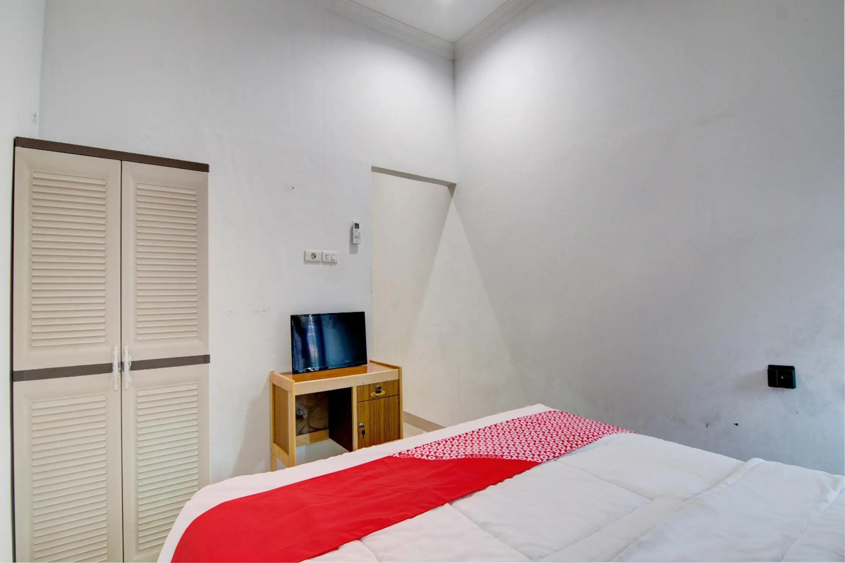 Bedroom, Bed in Hotel O Raya Guest House Syariah