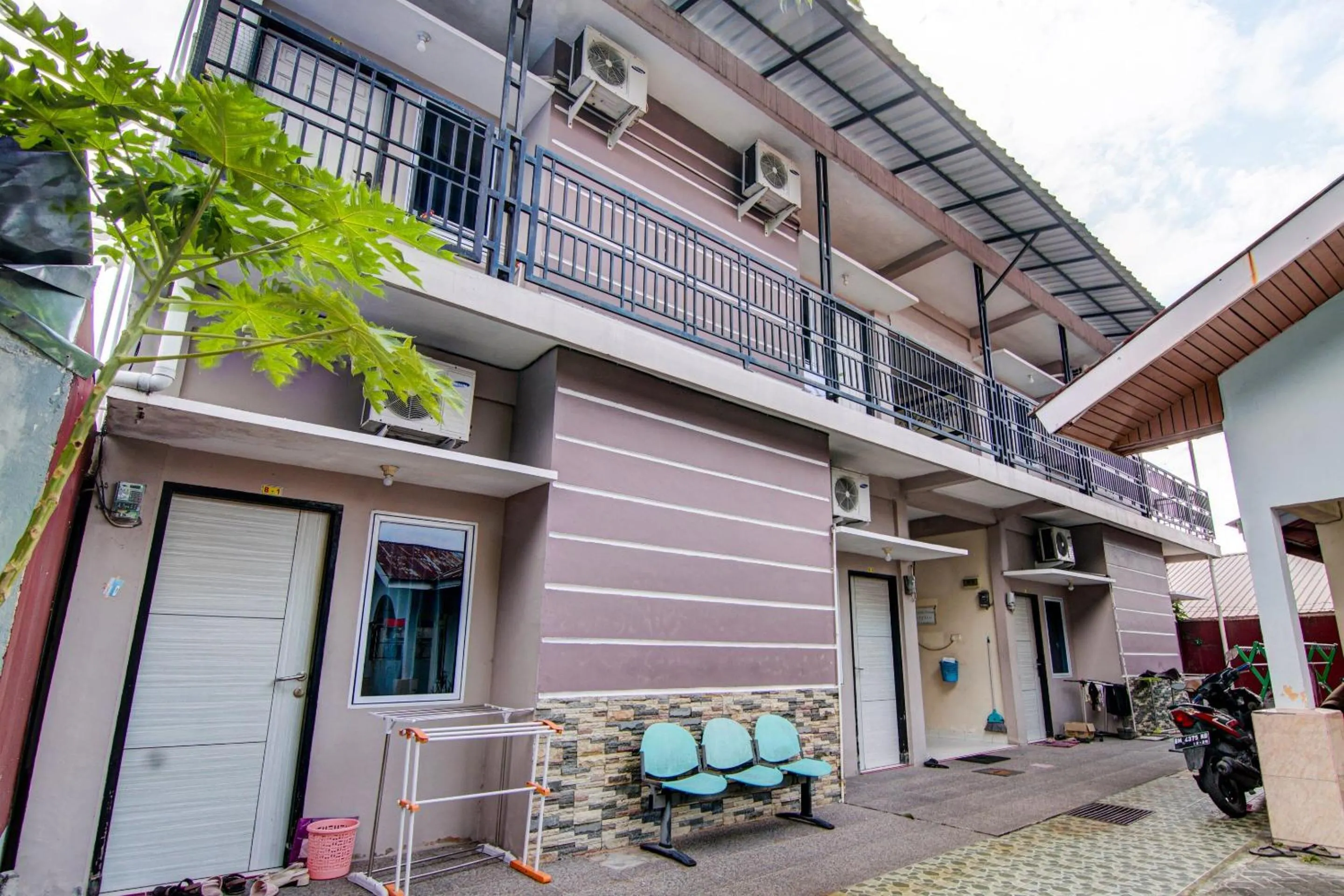 Facade/entrance in Hotel O Raya Guest House Syariah