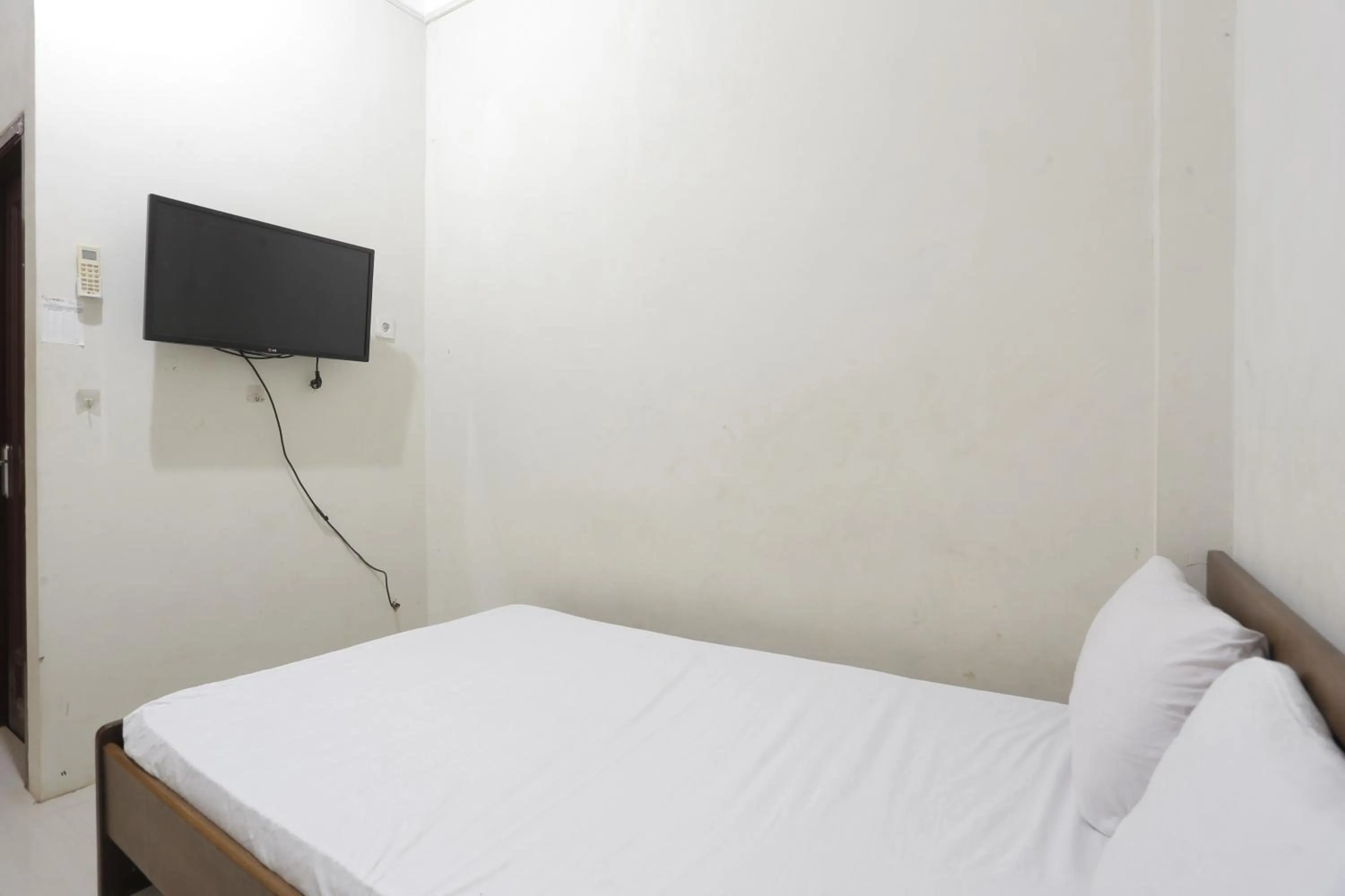 Bedroom, Bed in Hotel O Guest House Pandita