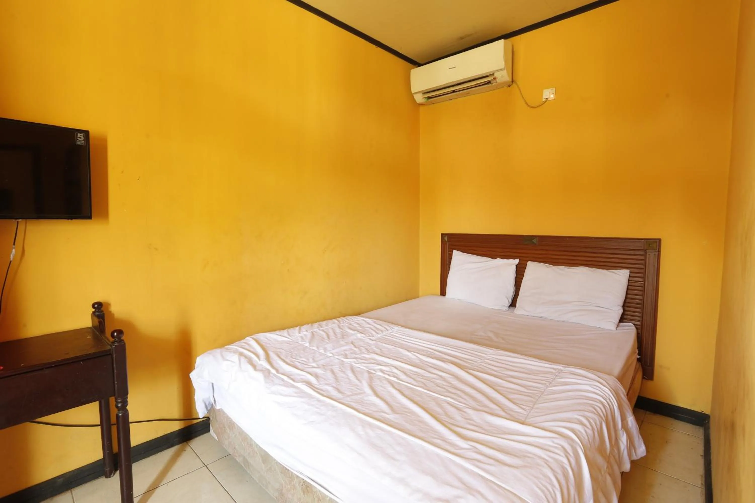 Bedroom, Bed in Hotel O Guest House Pandita