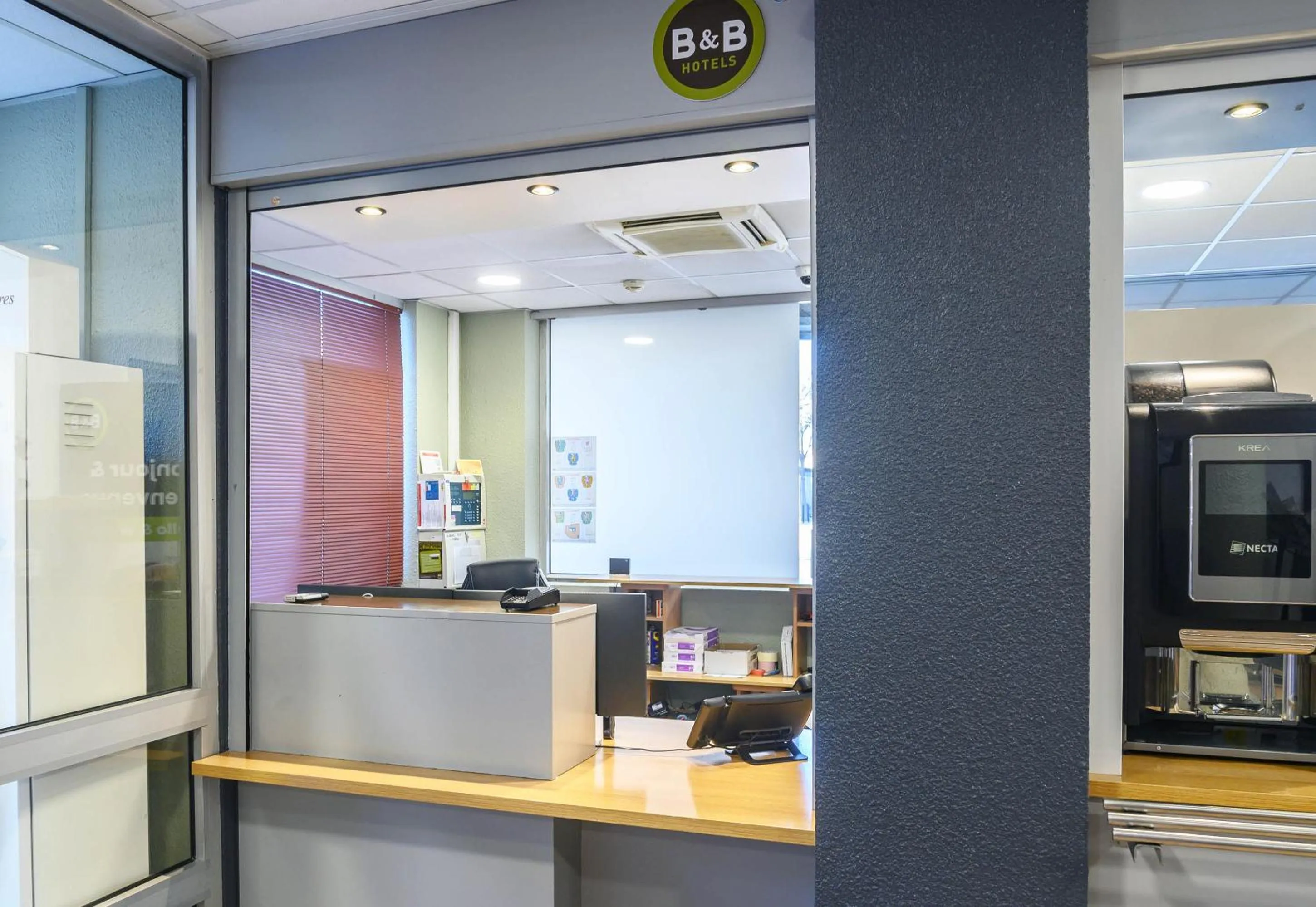 Lobby or reception in B&B HOTEL Nîmes Centre Arènes