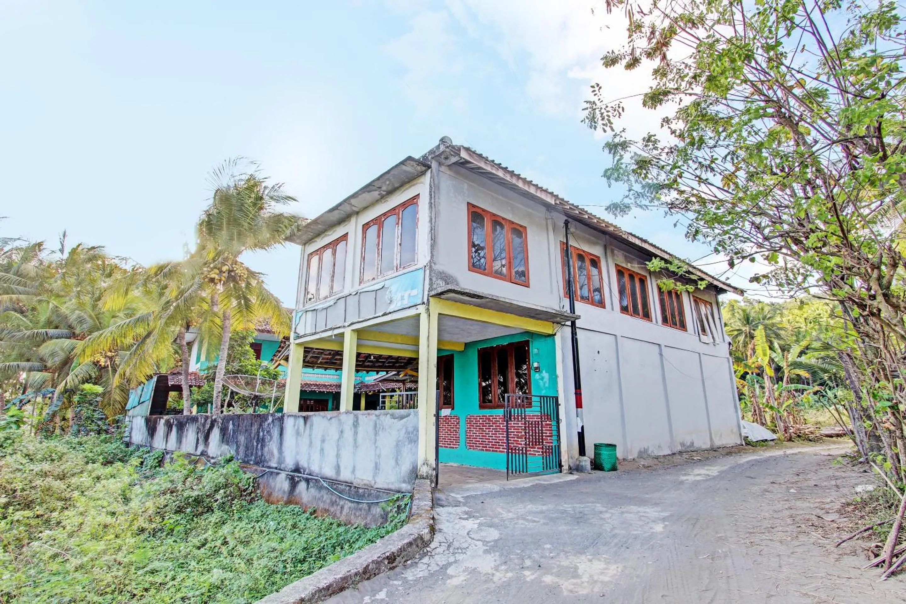 Facade/entrance in SPOT ON 92873 Losmen Parikesit