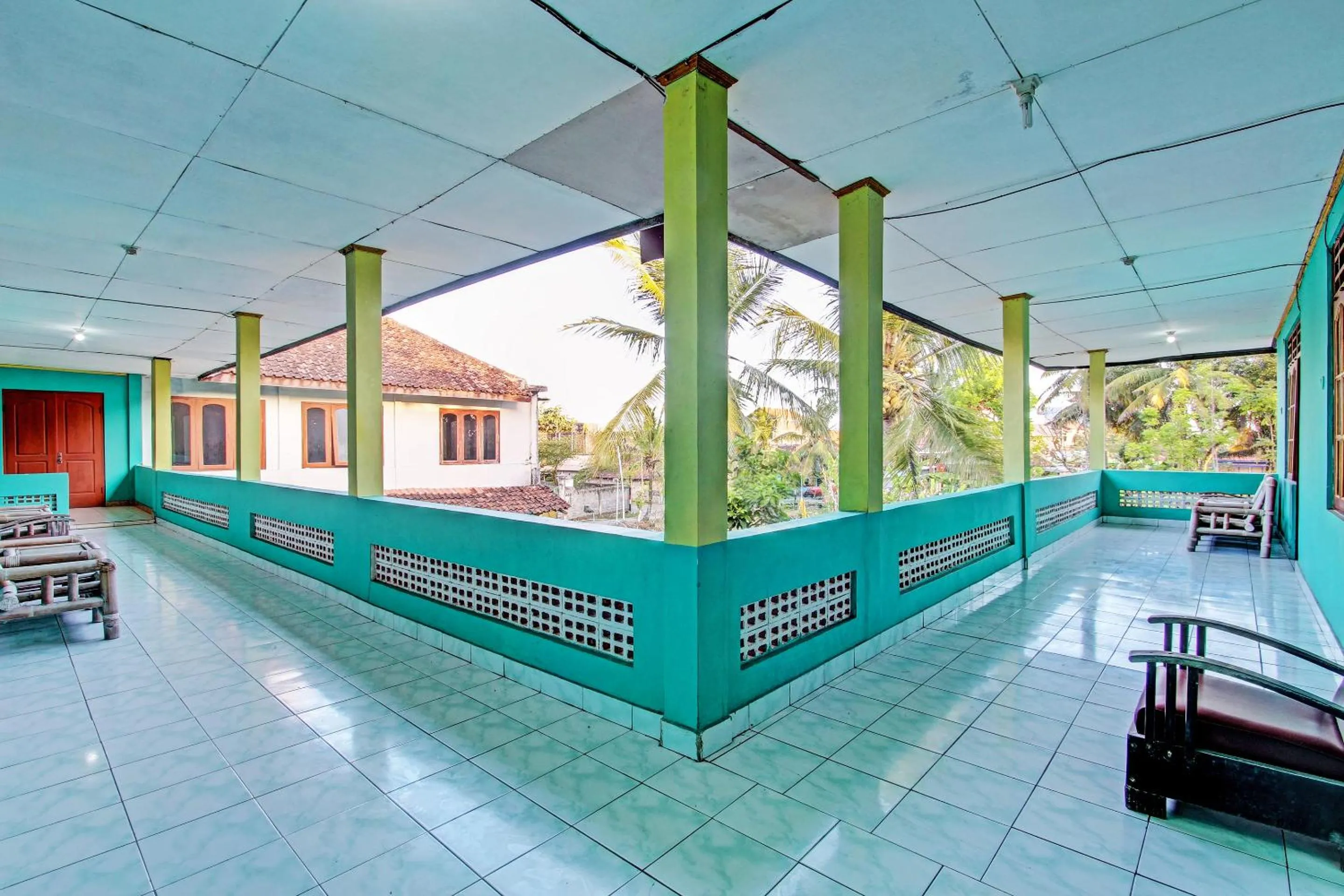 Lobby or reception in SPOT ON 92873 Losmen Parikesit