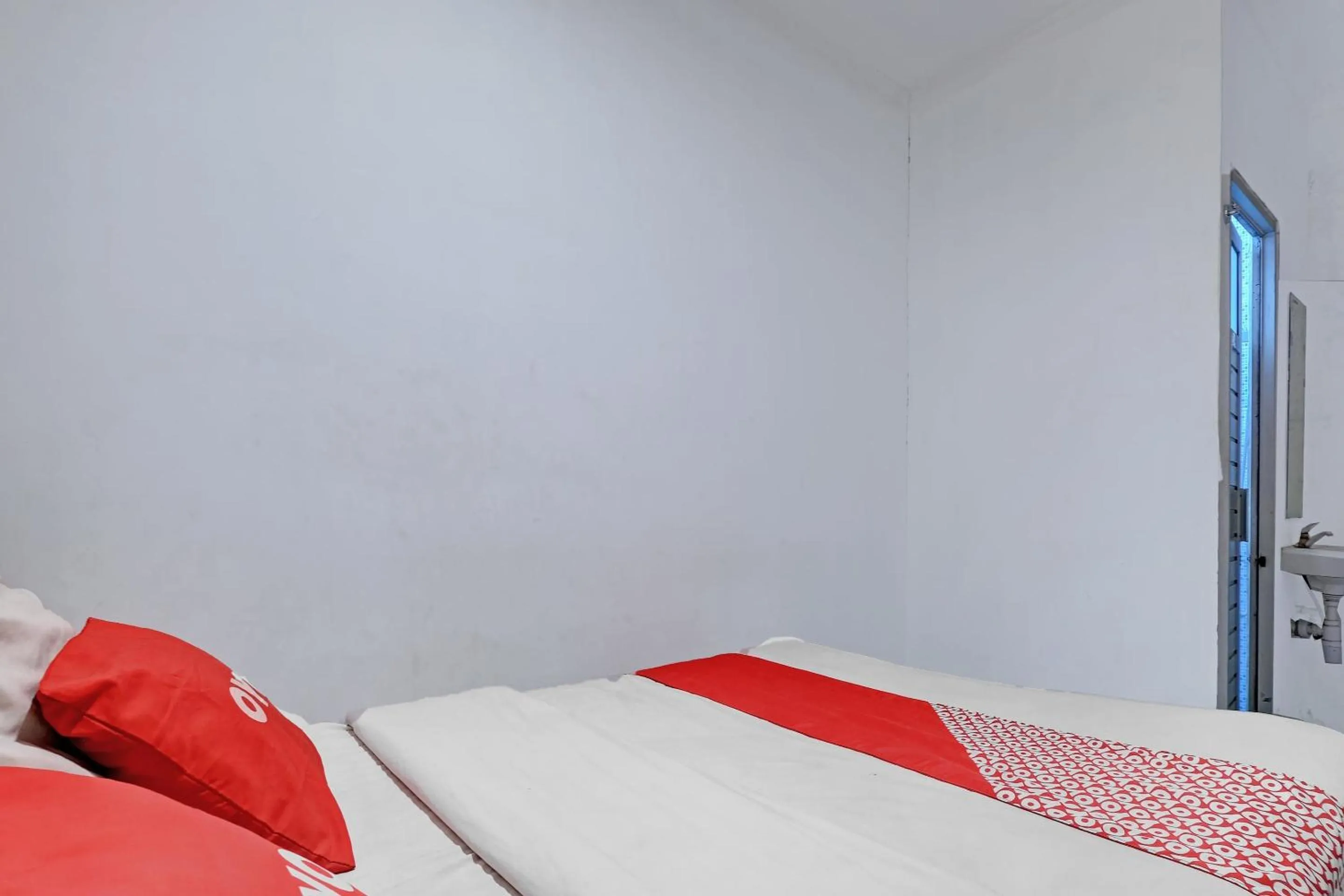 Bedroom, Bed in OYO Life 92877 Hotel Rainbow 7296