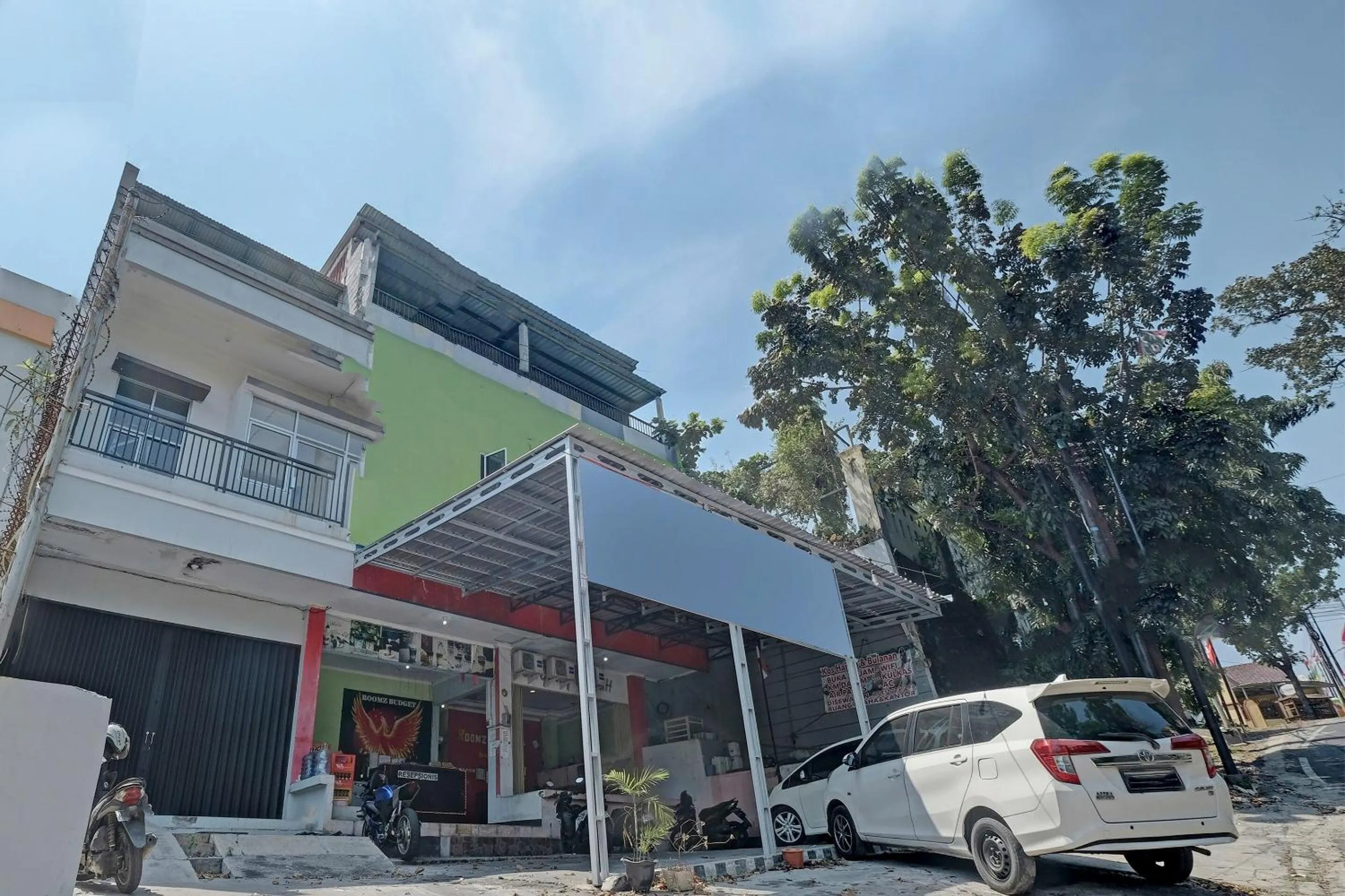 Facade/entrance in OYO Life 92877 Hotel Rainbow 7296