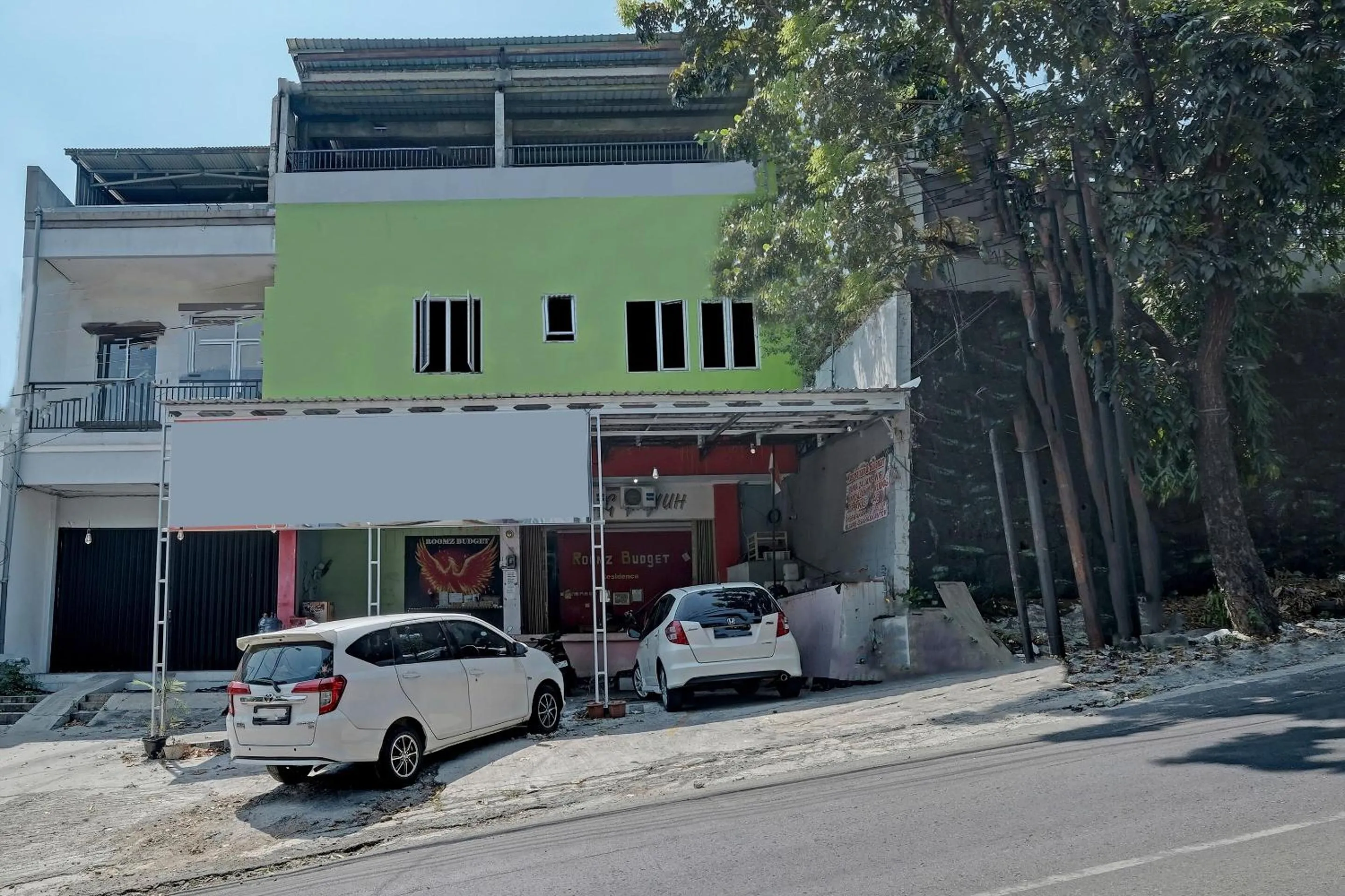 Facade/entrance in OYO Life 92877 Hotel Rainbow 7296