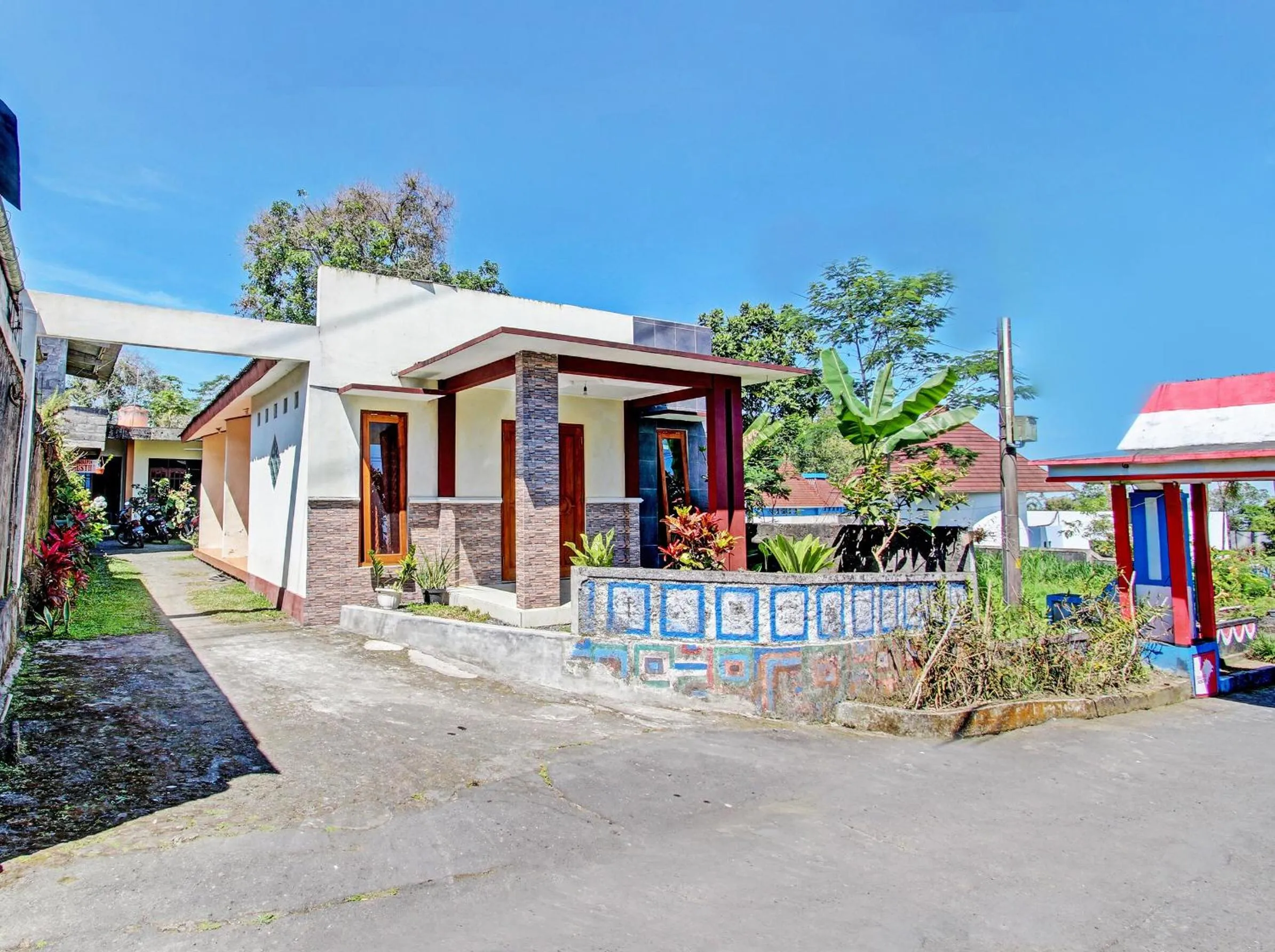 Facade/entrance in OYO 92884 Agustha Homestay