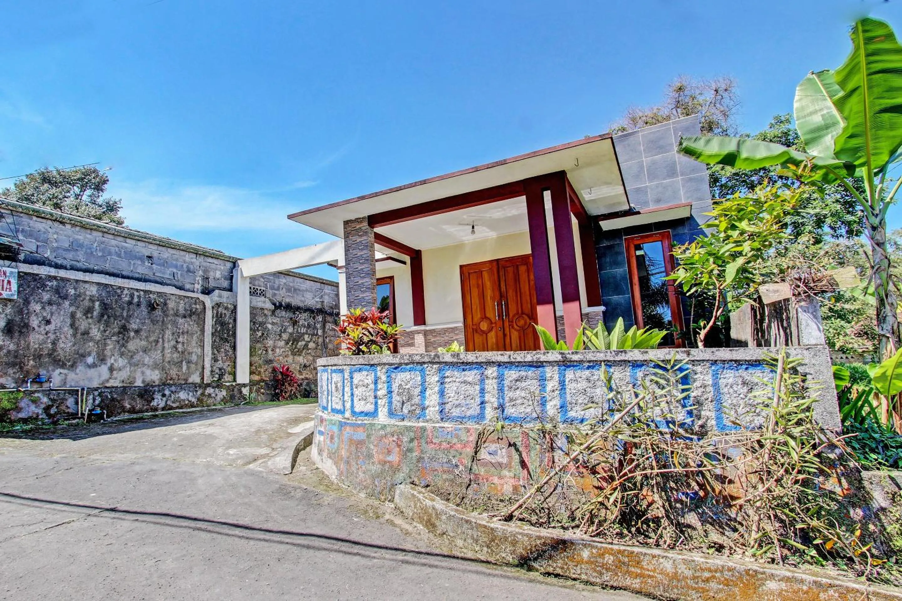 Facade/entrance in OYO 92884 Agustha Homestay