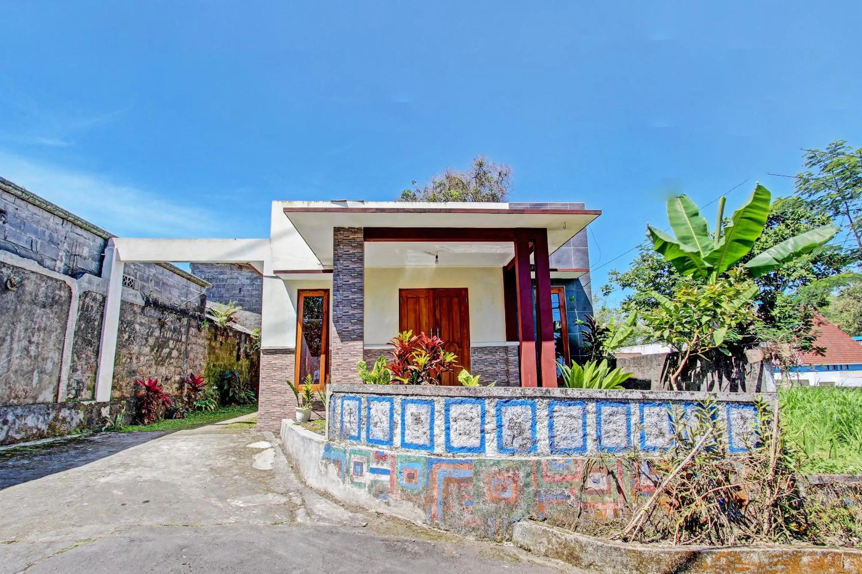 Facade/entrance in OYO 92884 Agustha Homestay