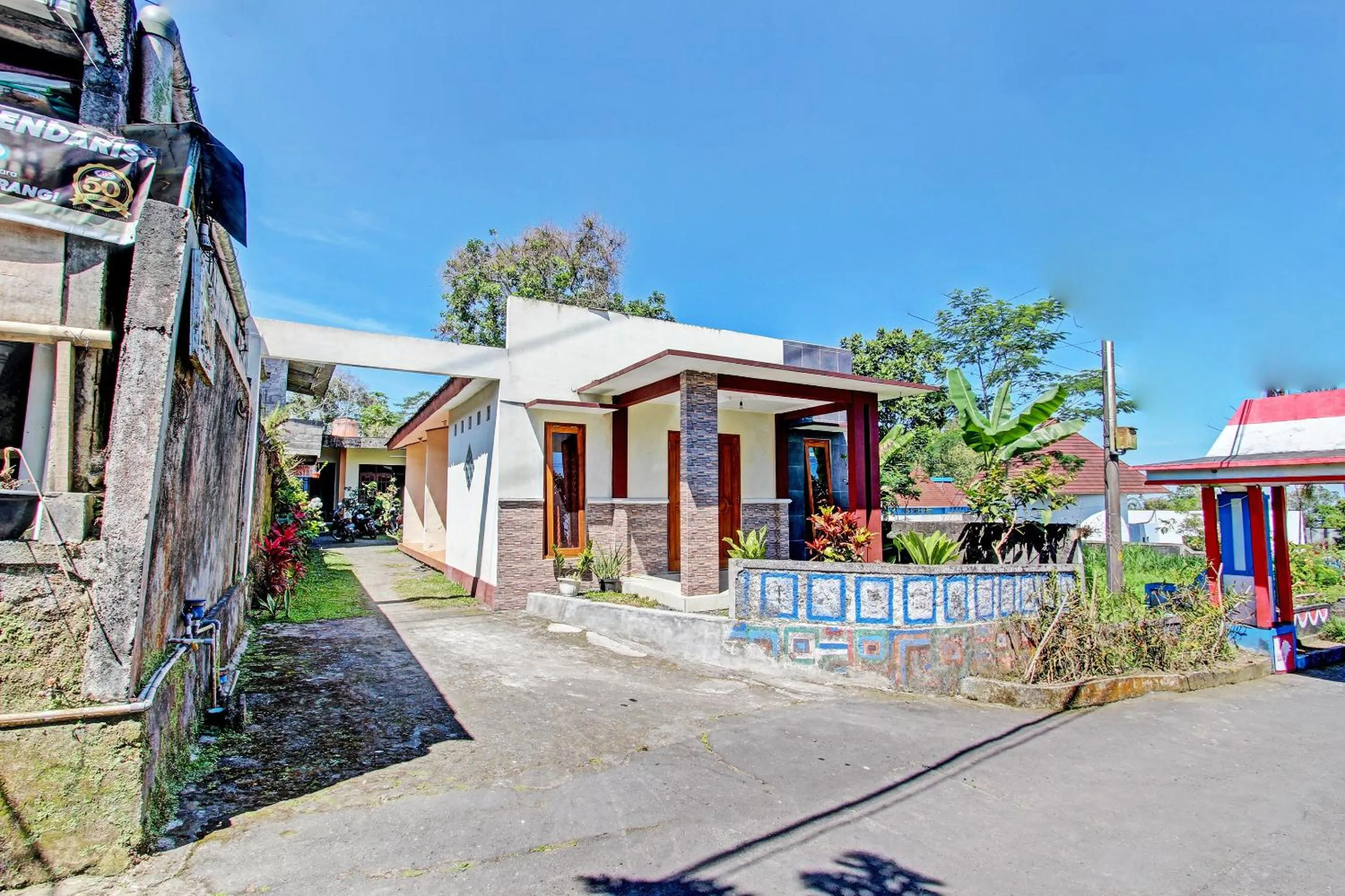 Facade/entrance in OYO 92884 Agustha Homestay