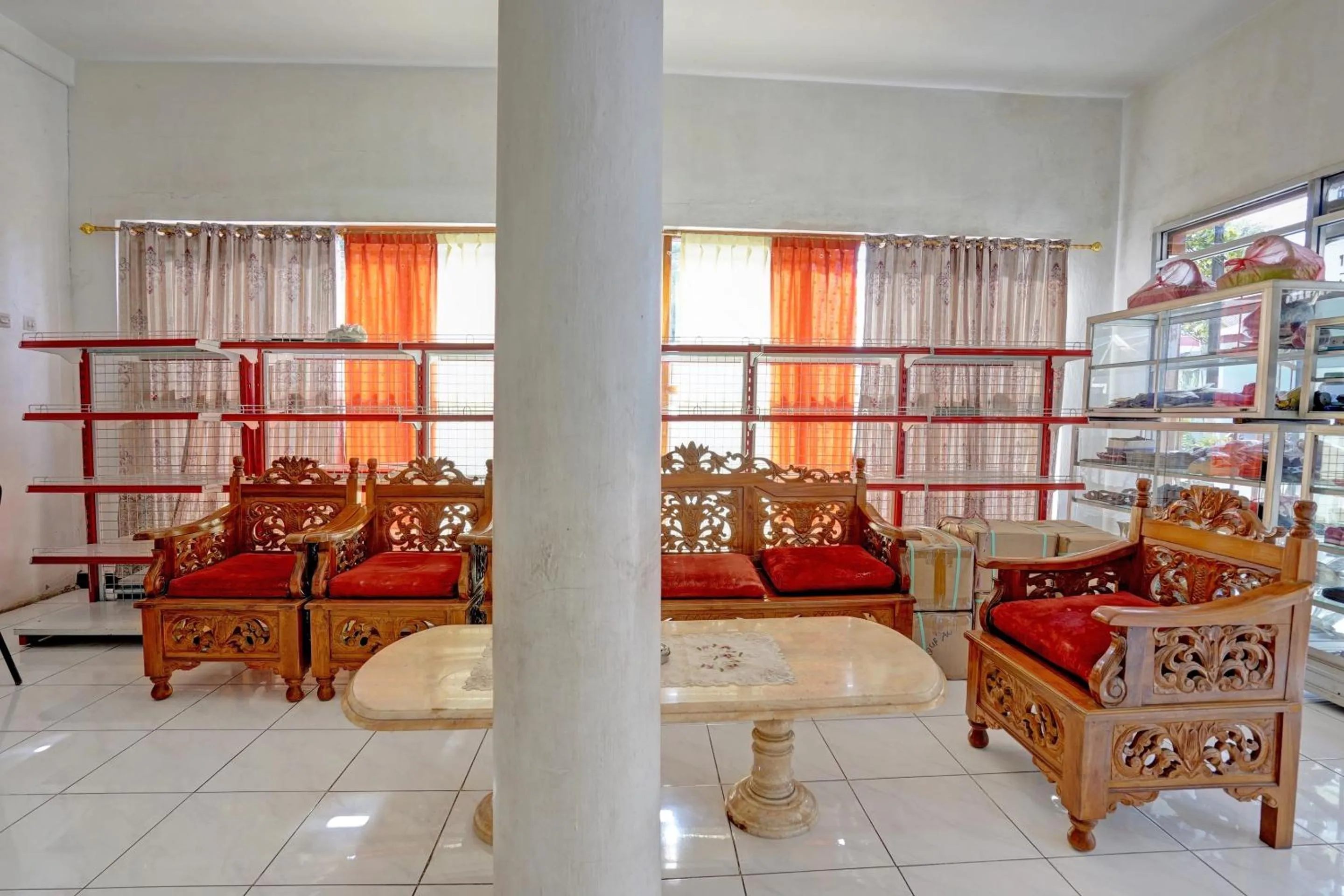 Lobby or reception in Collection O 92897 Hotel Intan Near Kantor Syahbandar Bawean