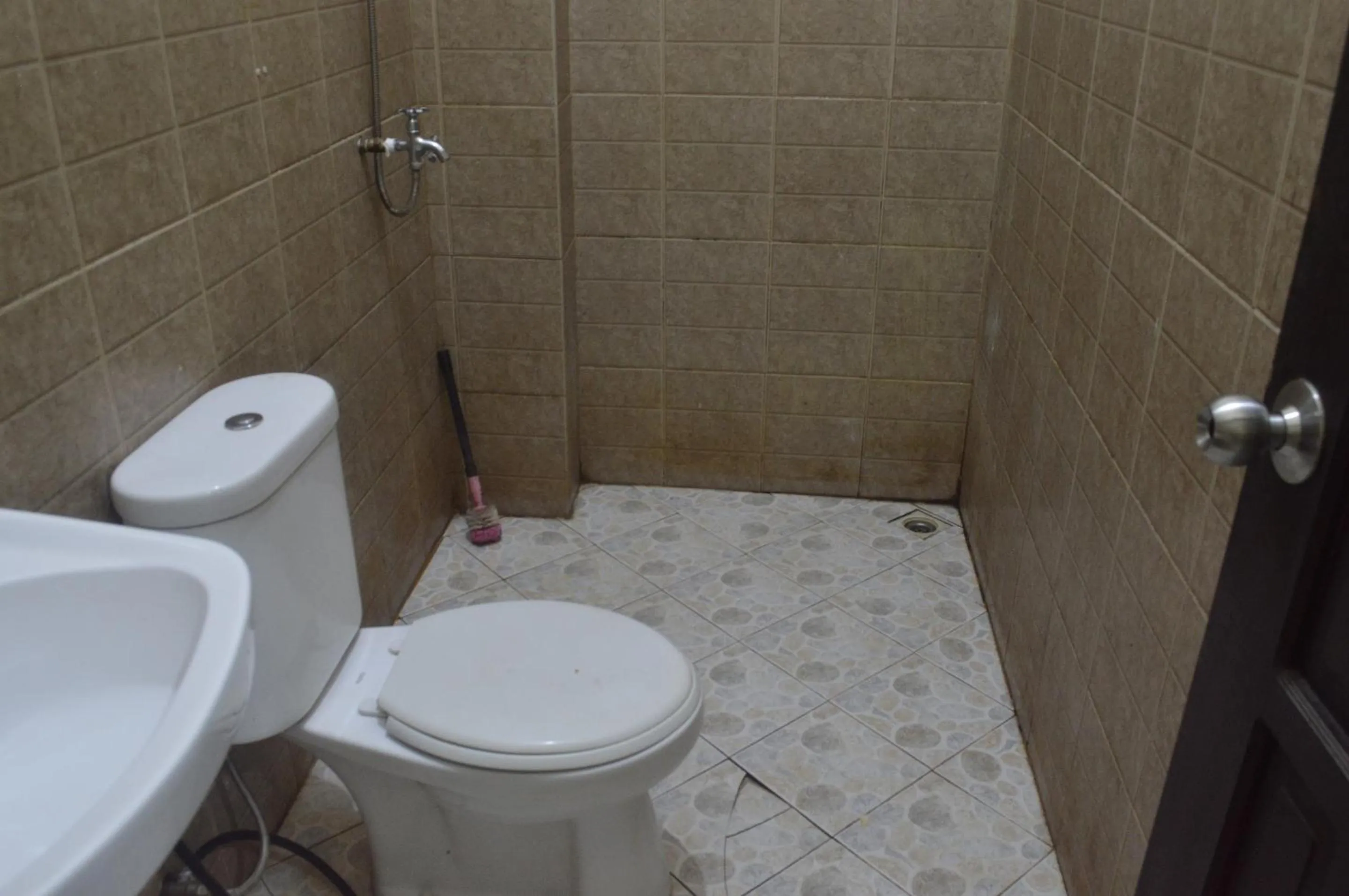 Bathroom in OYO 92880 Wisma Nusantara