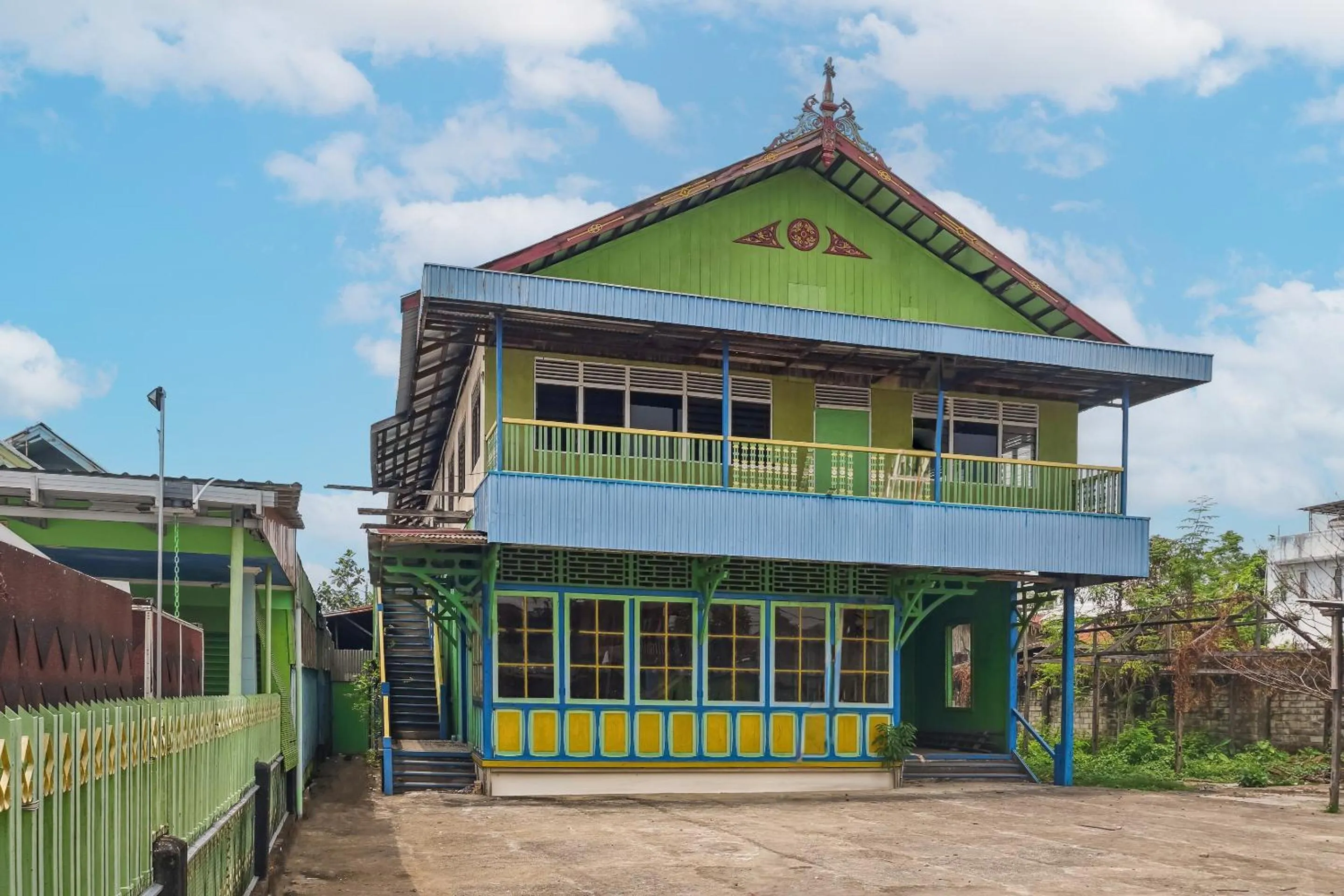 Facade/entrance in Hotel O Losmen Bahalap Syariah MarabahanNearSiring Marabahan (Ulek Barito)