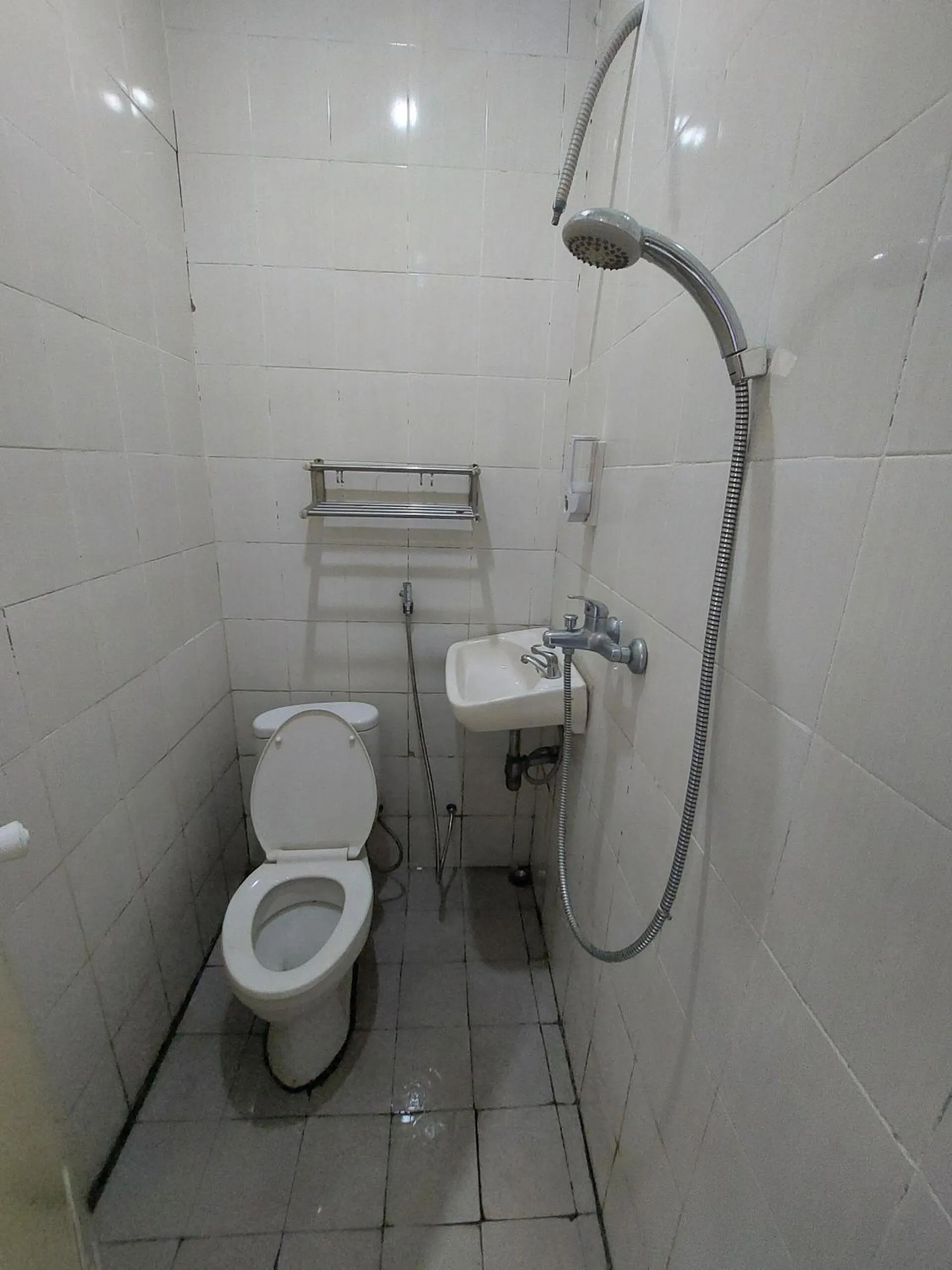 Bathroom in Hotel O Mahendra HomestayNearTaman Wisata Bukit Rurukan