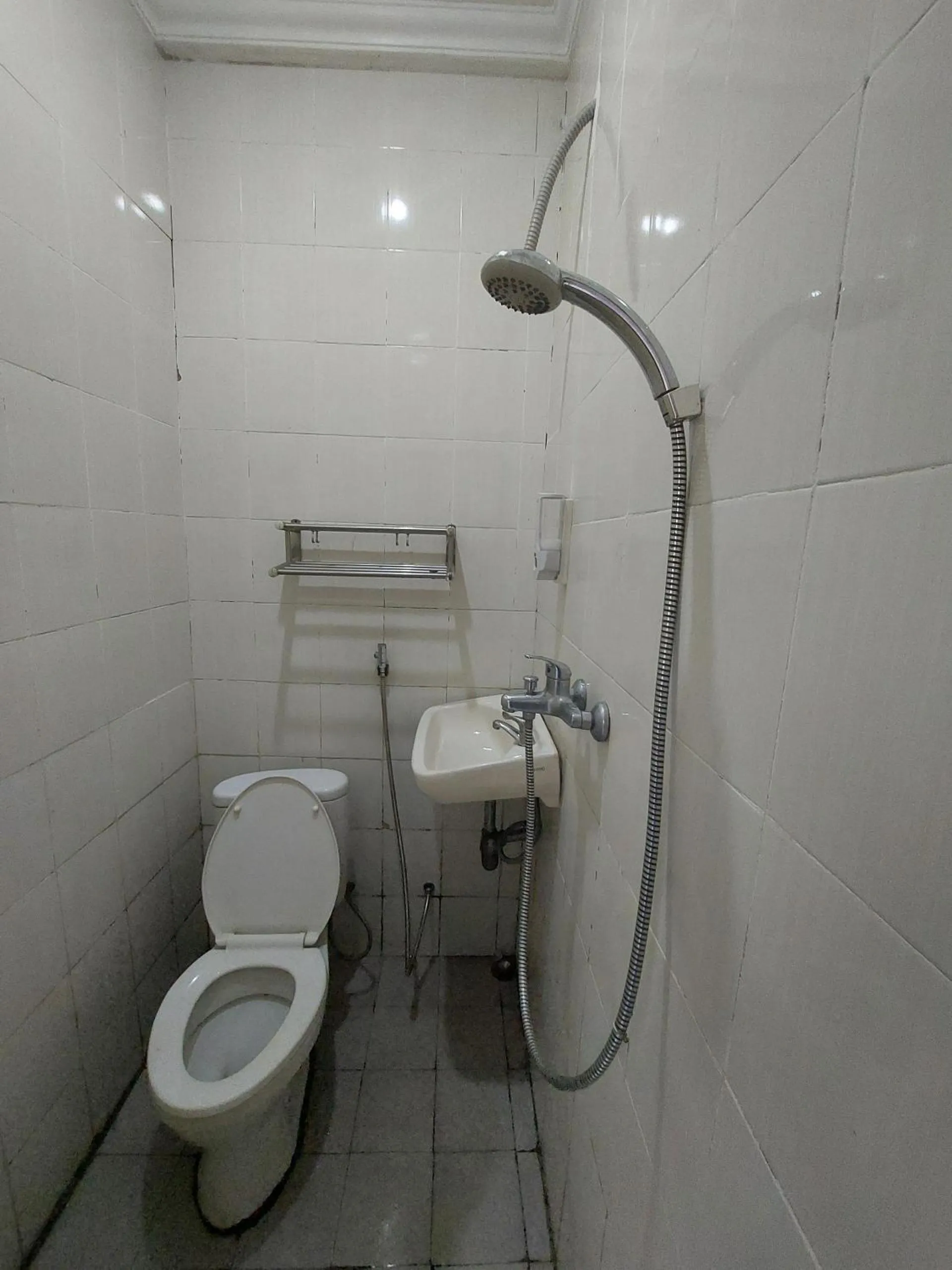 Bathroom in Hotel O Mahendra HomestayNearTaman Wisata Bukit Rurukan