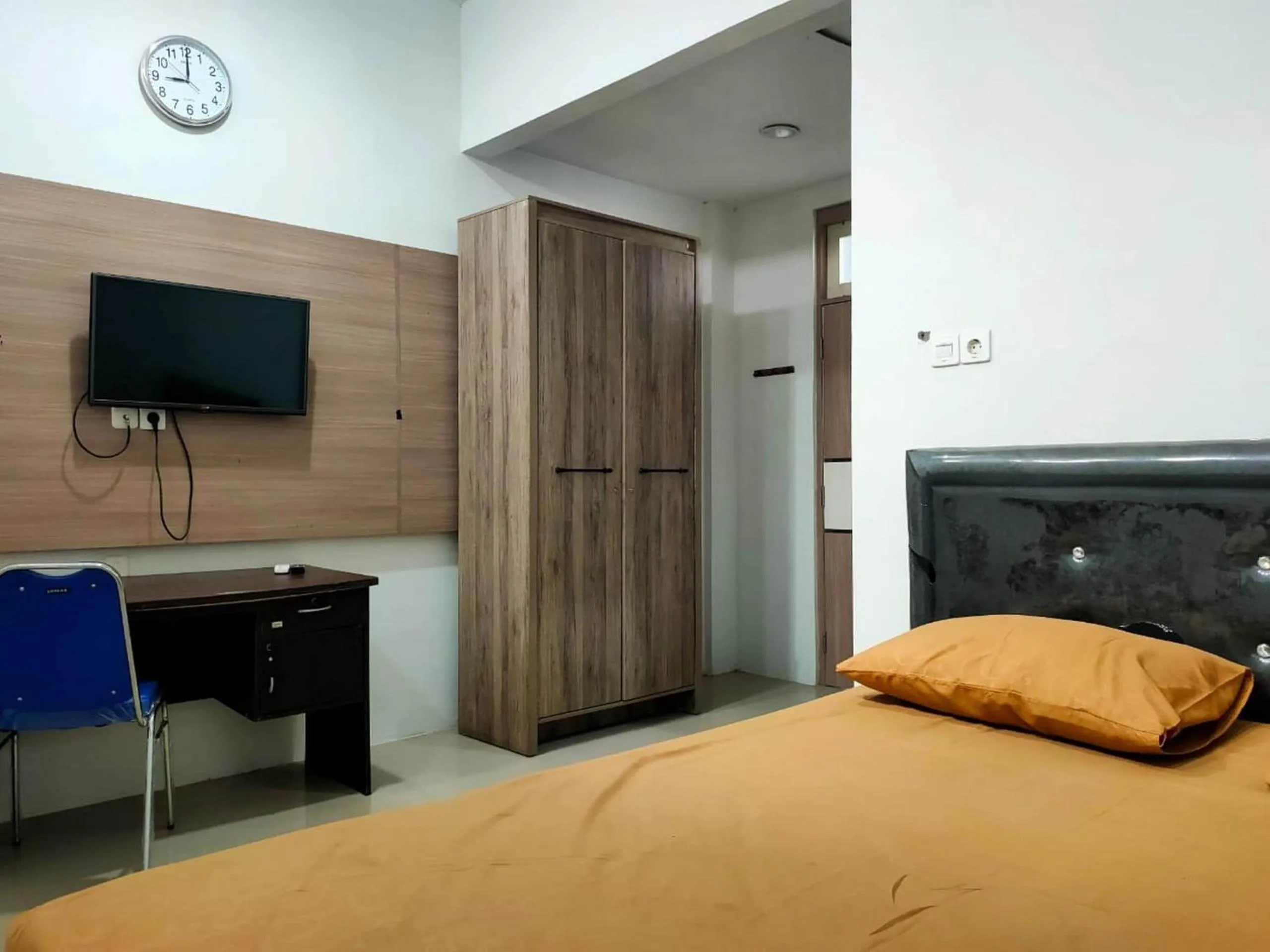 Bedroom, Bed in Hotel O Kost 3 Kelor Syariah