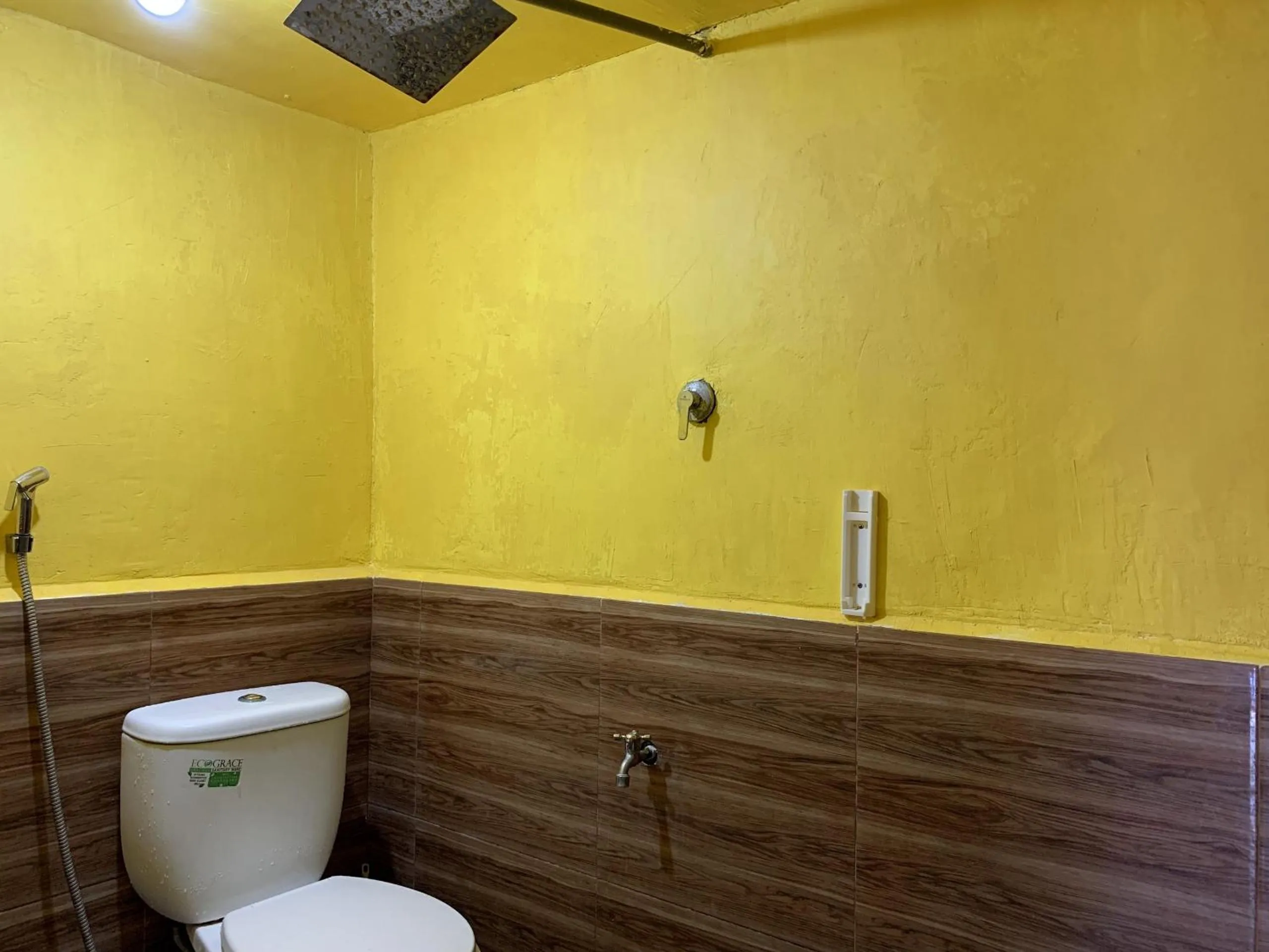 Bathroom in Hotel O Penginapan Laota Syariah Near Rumah Sakit Islam Faisal Makassar