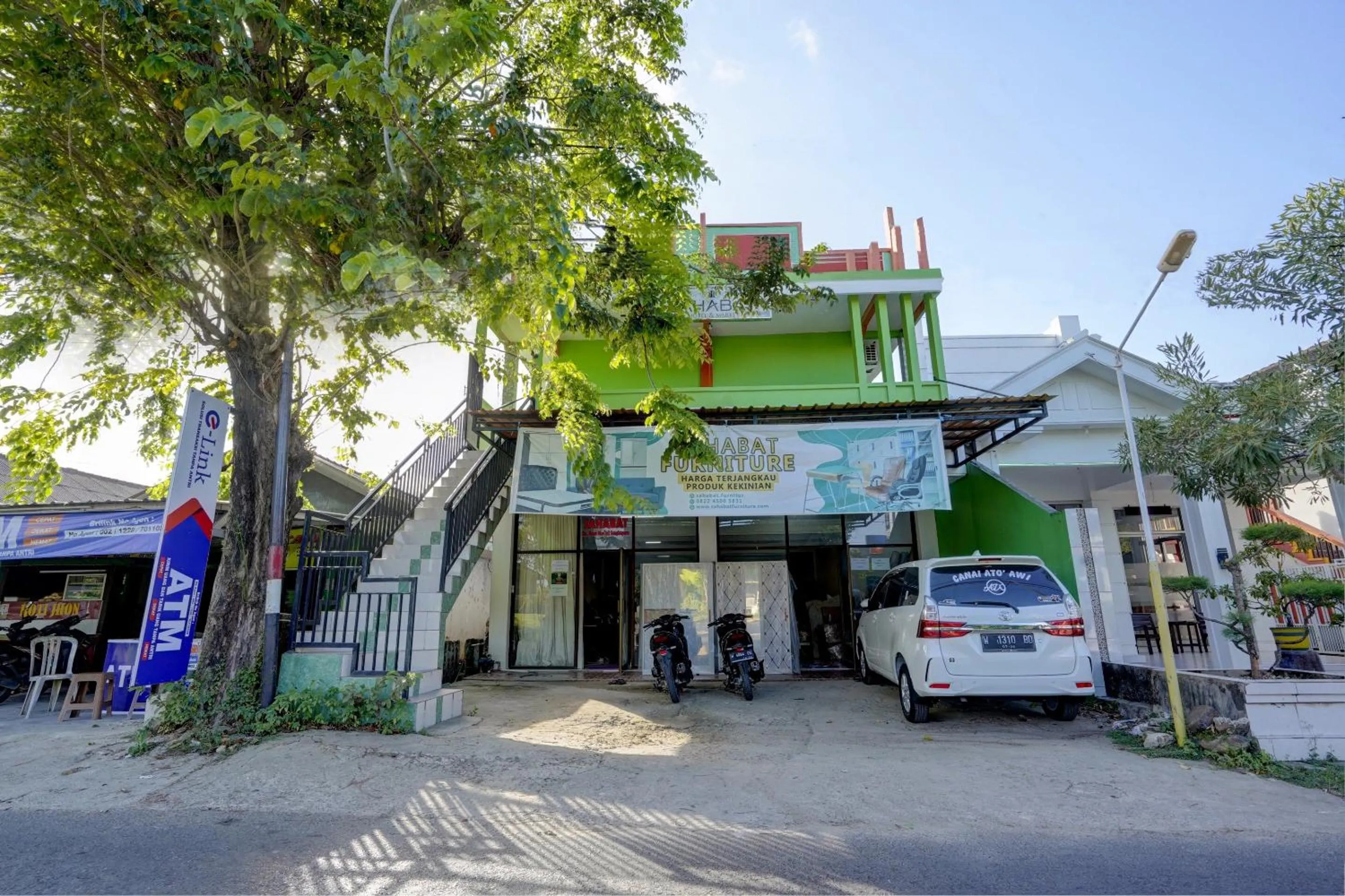 Facade/entrance in Hotel O Sahabat Syariah Near Plasa Telkom Bawean