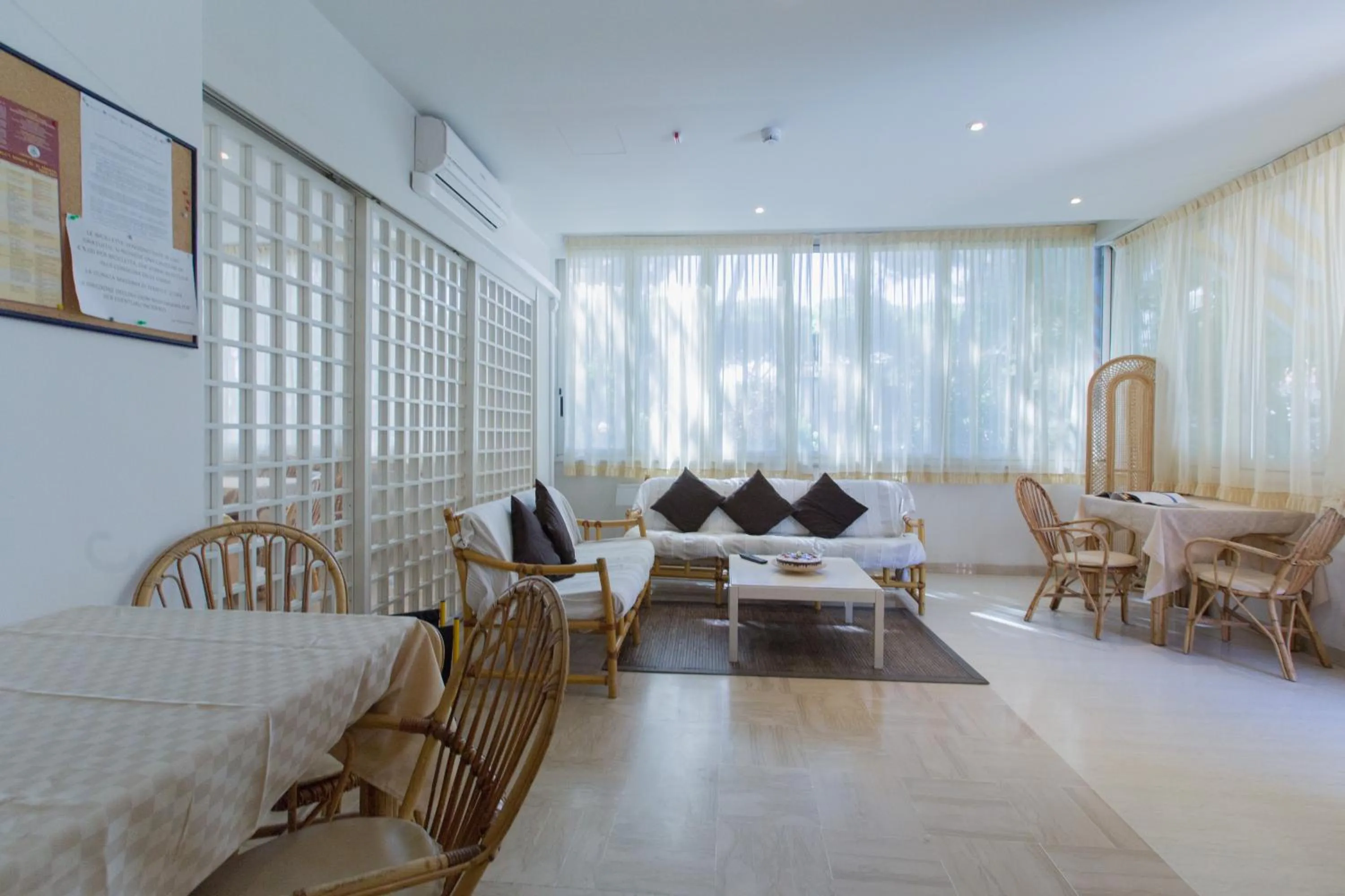 Communal lounge/ TV room in Hotel New York