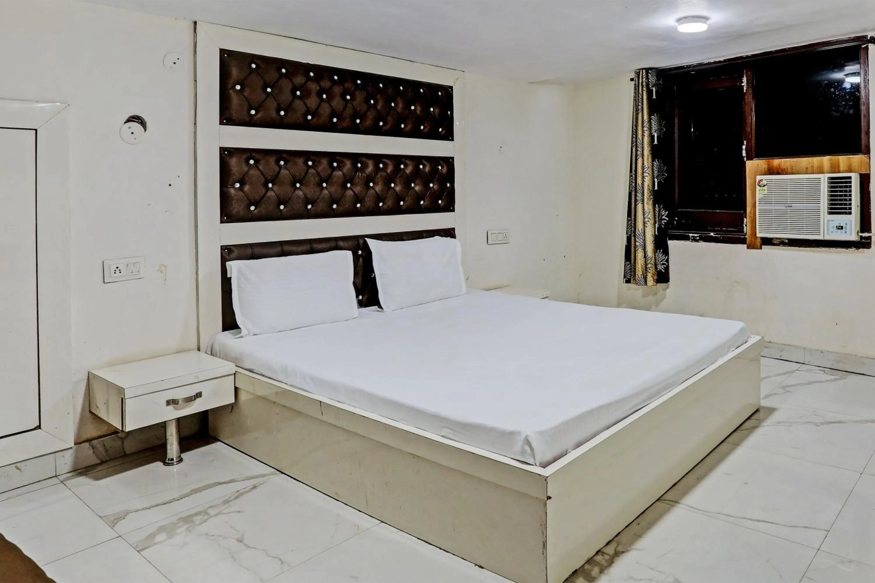 Bedroom, Bed in Hotel O Saffron Night Stay