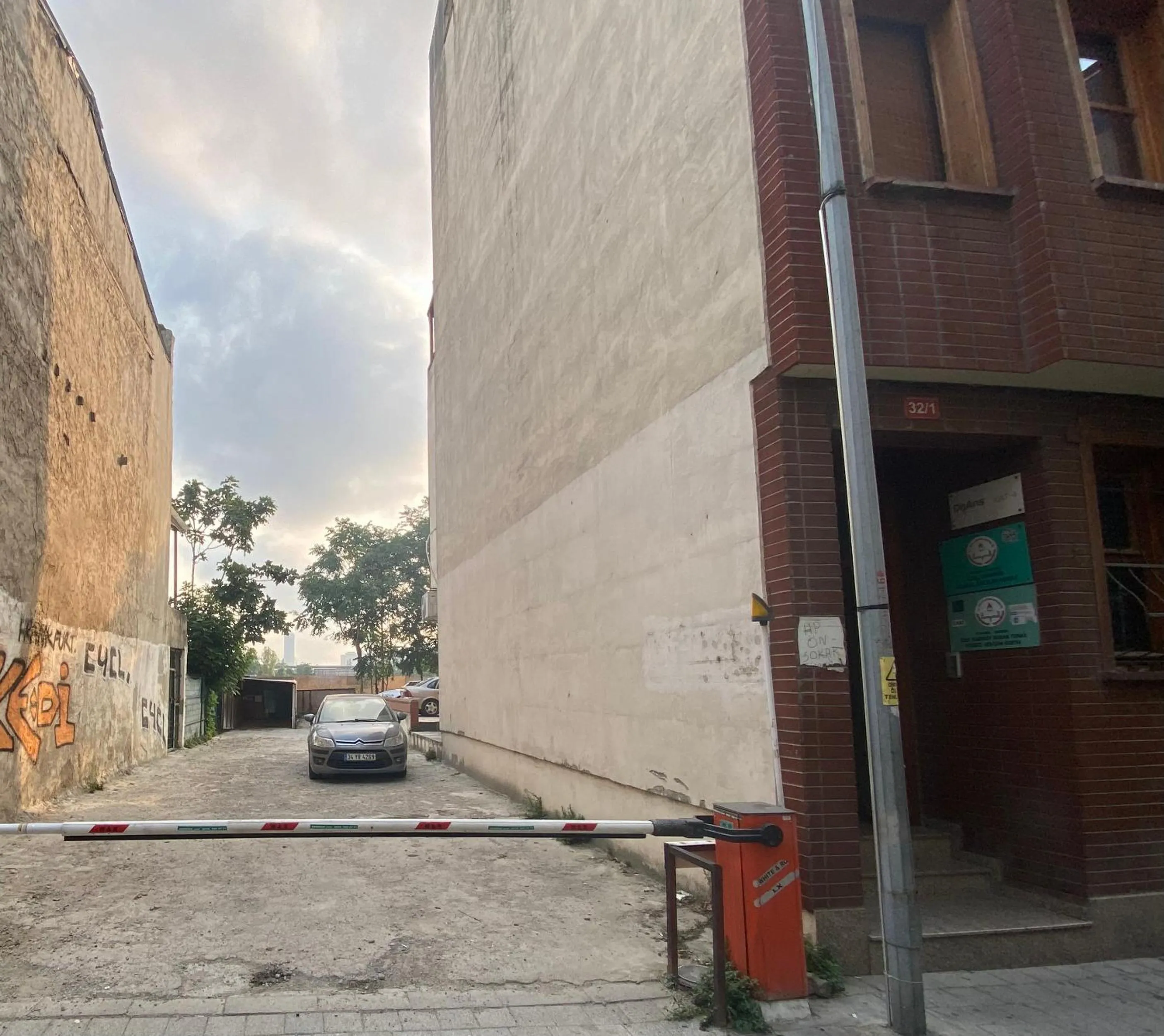 Parking in Kadıköy Linda Hotel