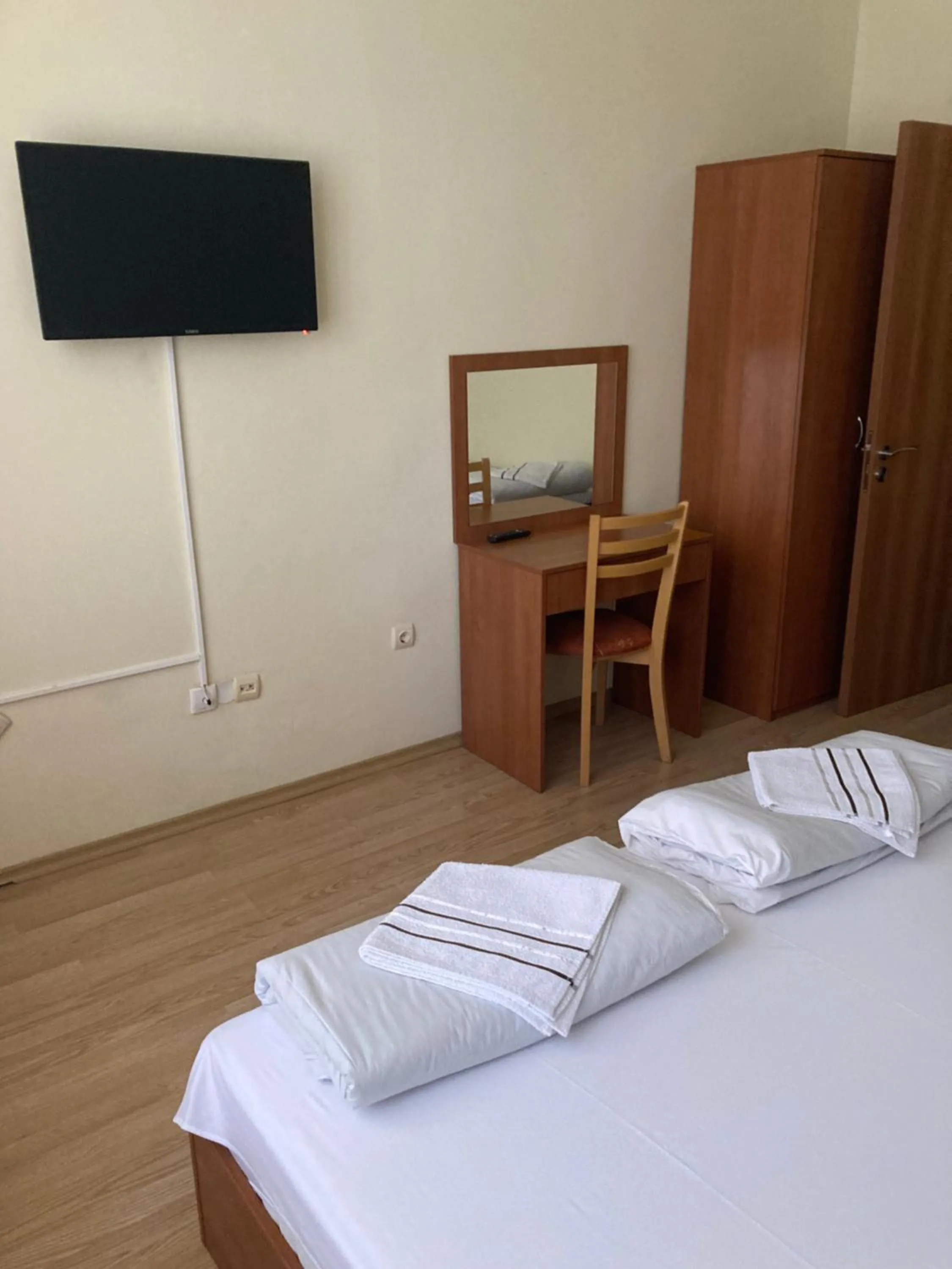 Communal lounge/ TV room, Bed in Provans famili hotel