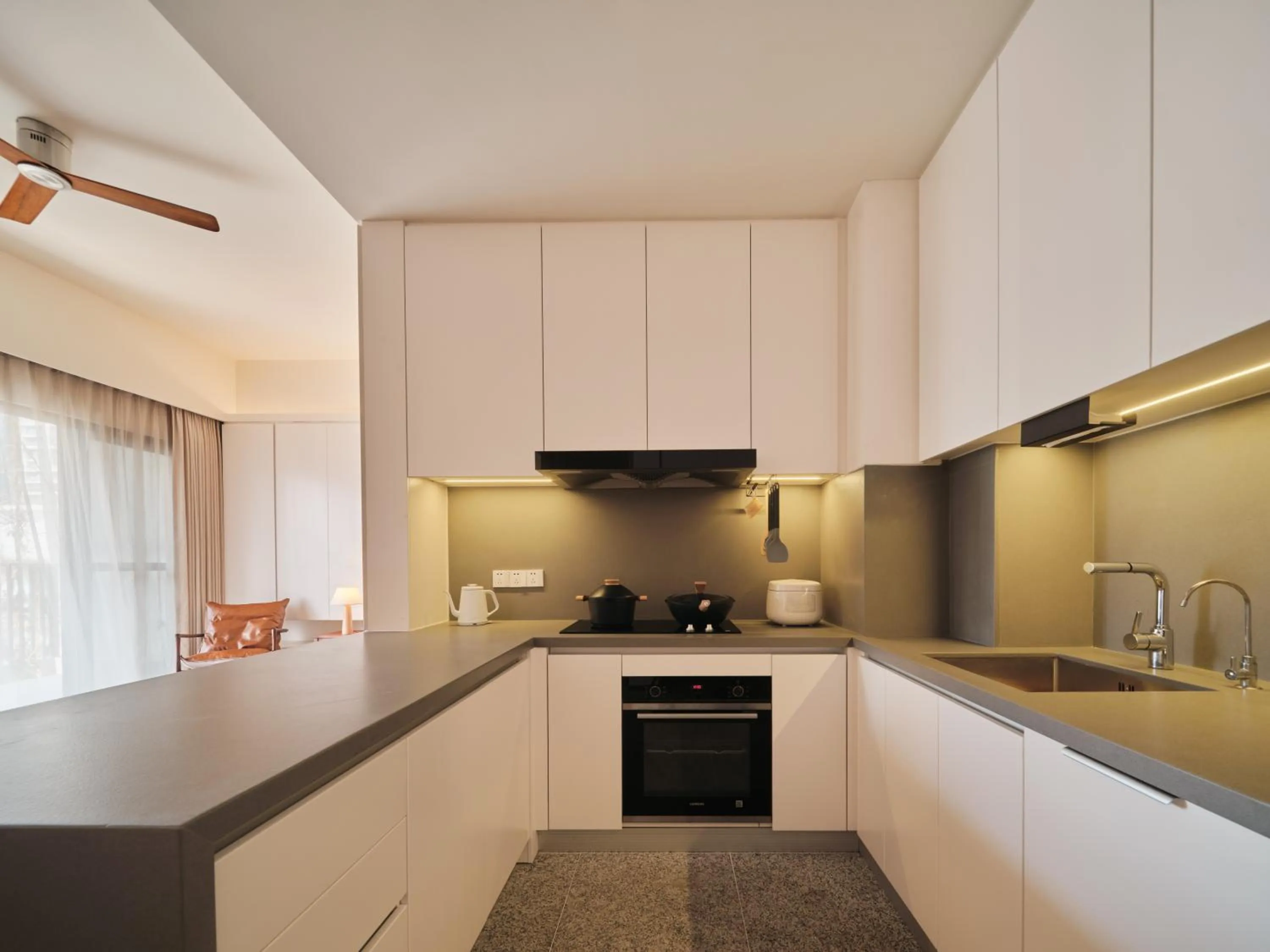 Kitchen or kitchenette in Wutong Hotel Apartment Bao'an Center