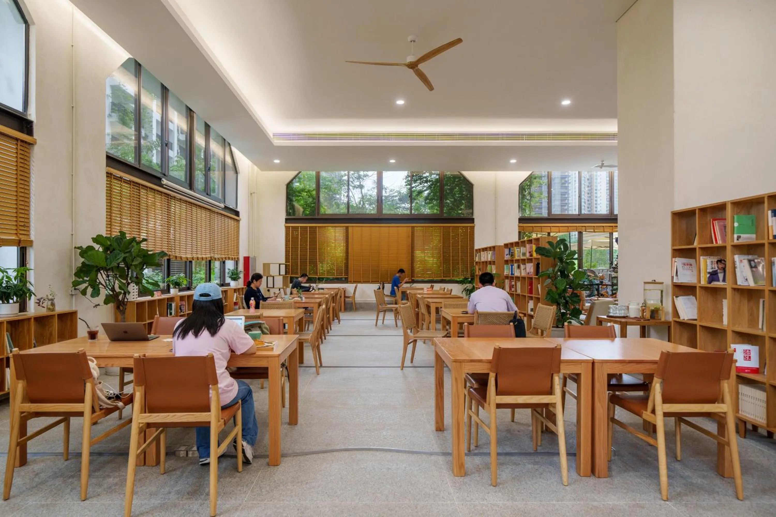 Restaurant/places to eat in Wutong Hotel Apartment Bao'an Center