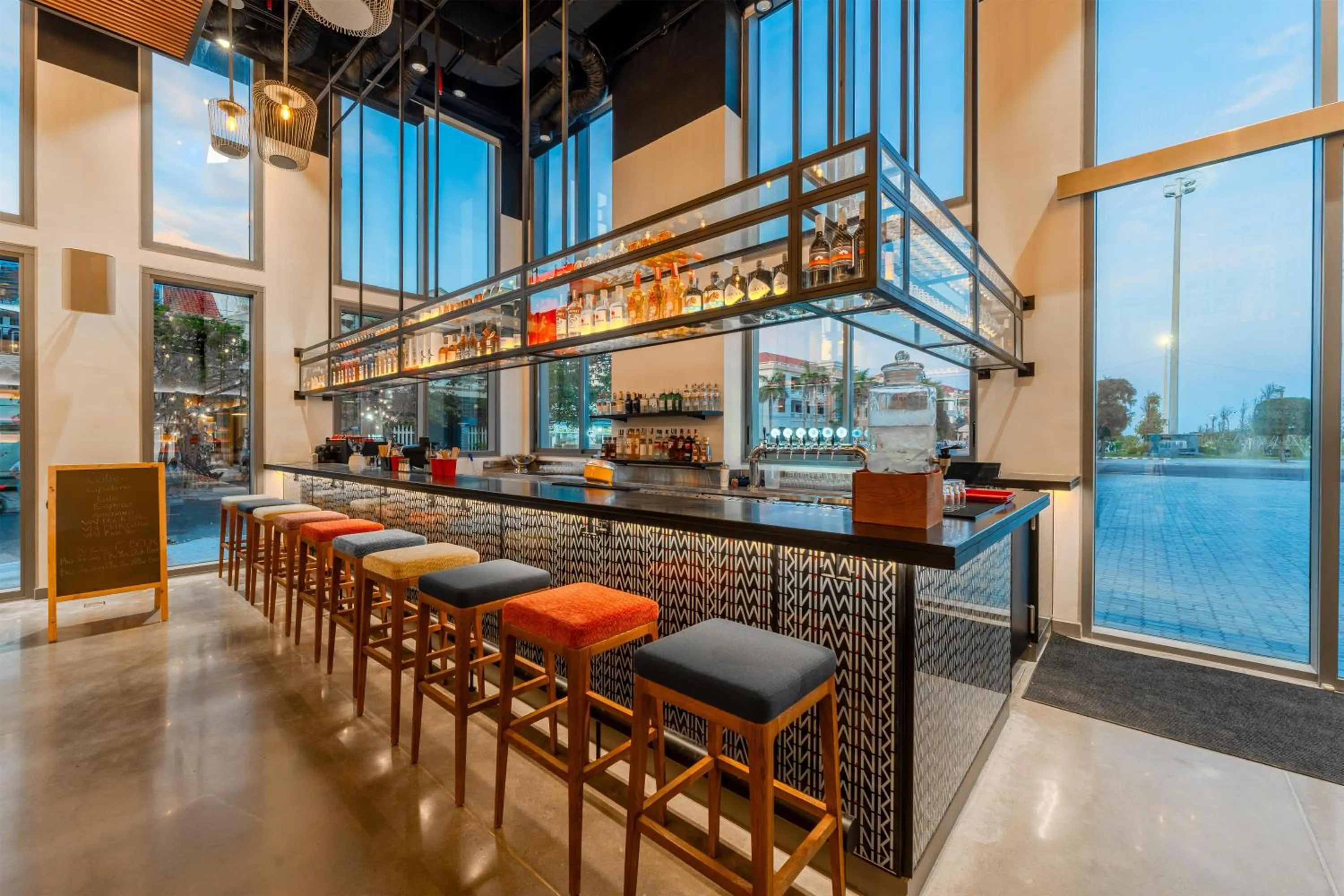 Lounge or bar in Wink Tuy Hoa Beach, Unscripted by Hyatt